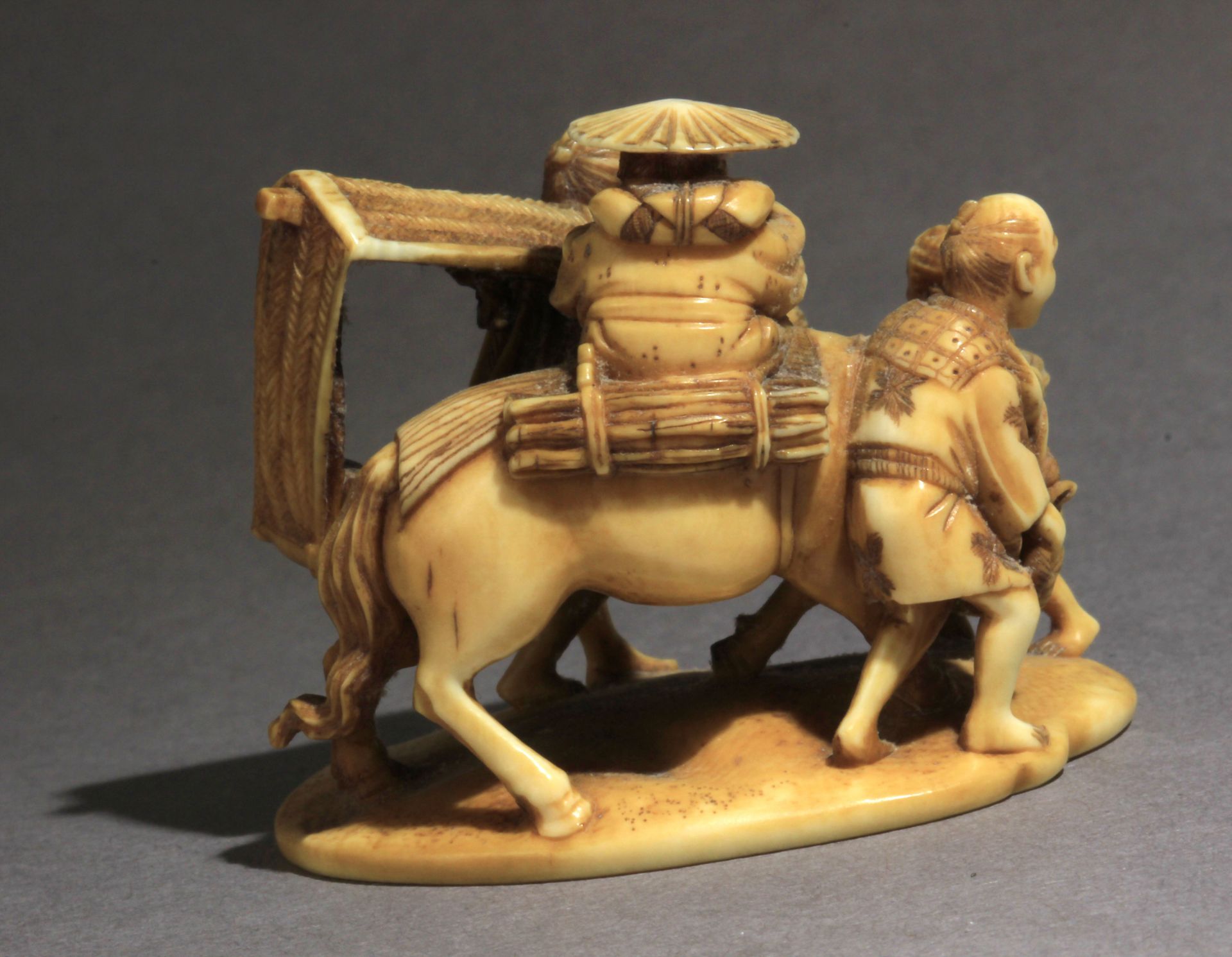 A Japanese netsuke-okimono circa 1860-1880 from Meiji period - Image 3 of 8