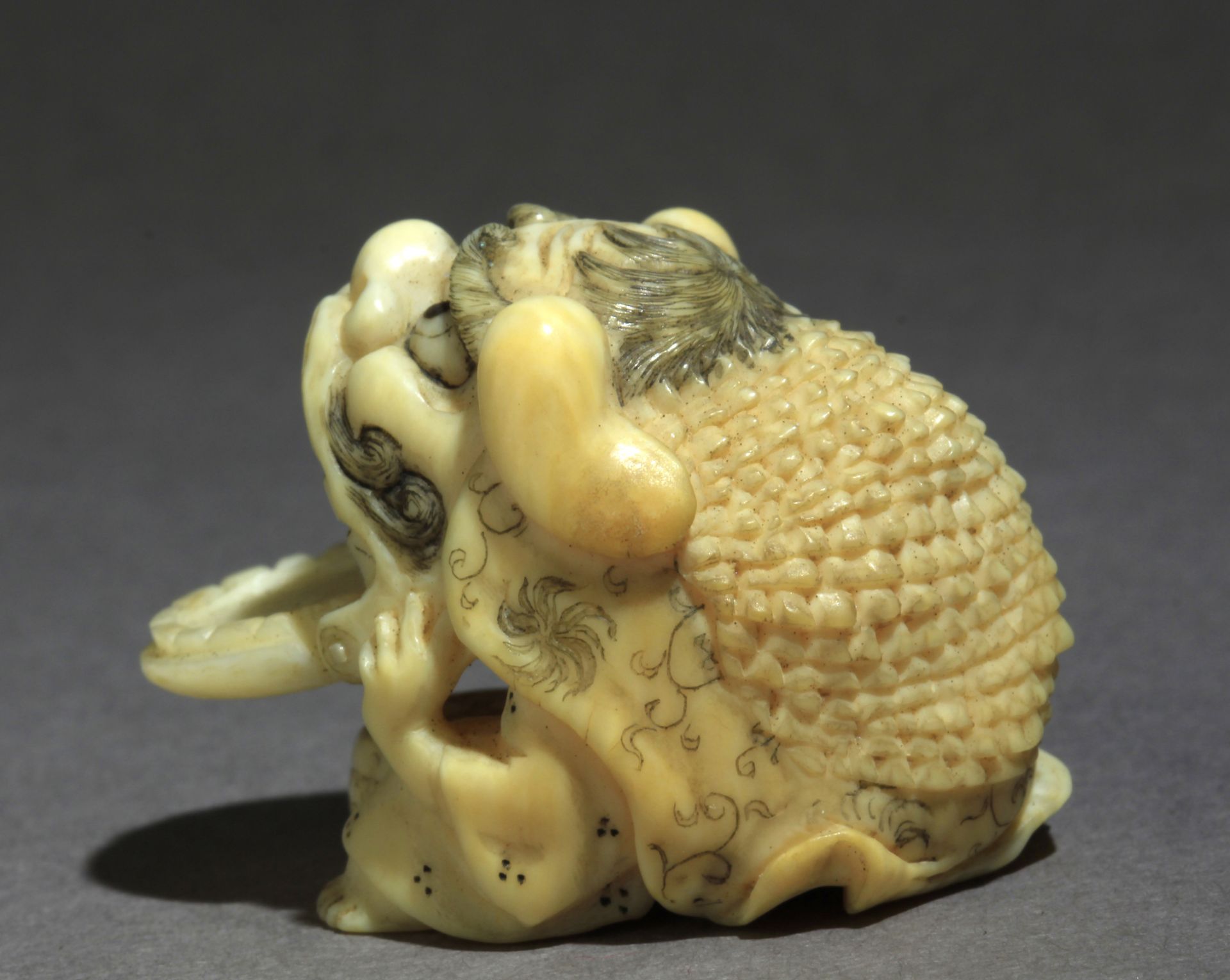 A late 19th century Japanese netsuke from Meiji period - Image 6 of 8