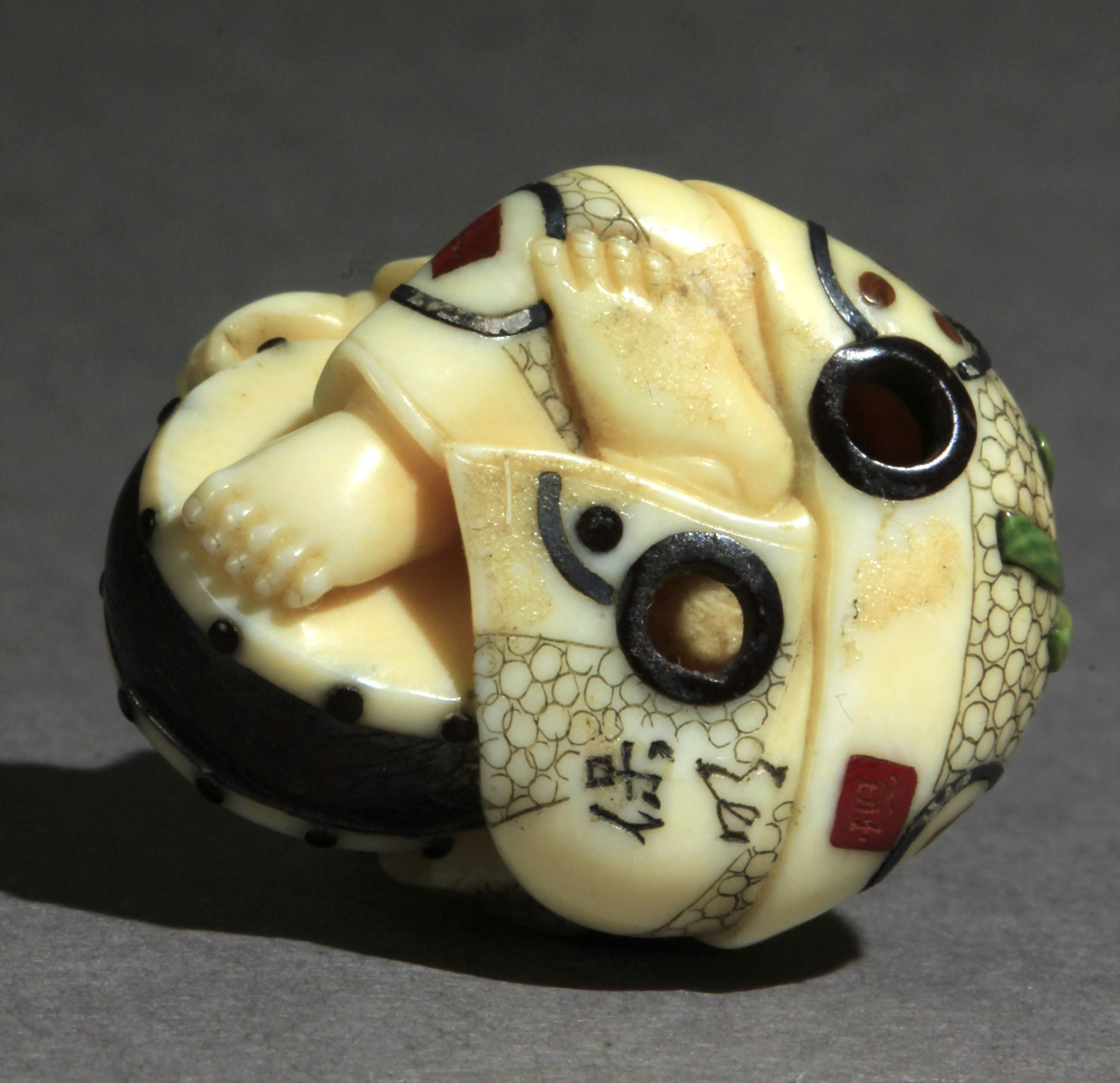 A Japanese mosaic type netsuke circa 1900 from Meiji period - Bild 6 aus 7