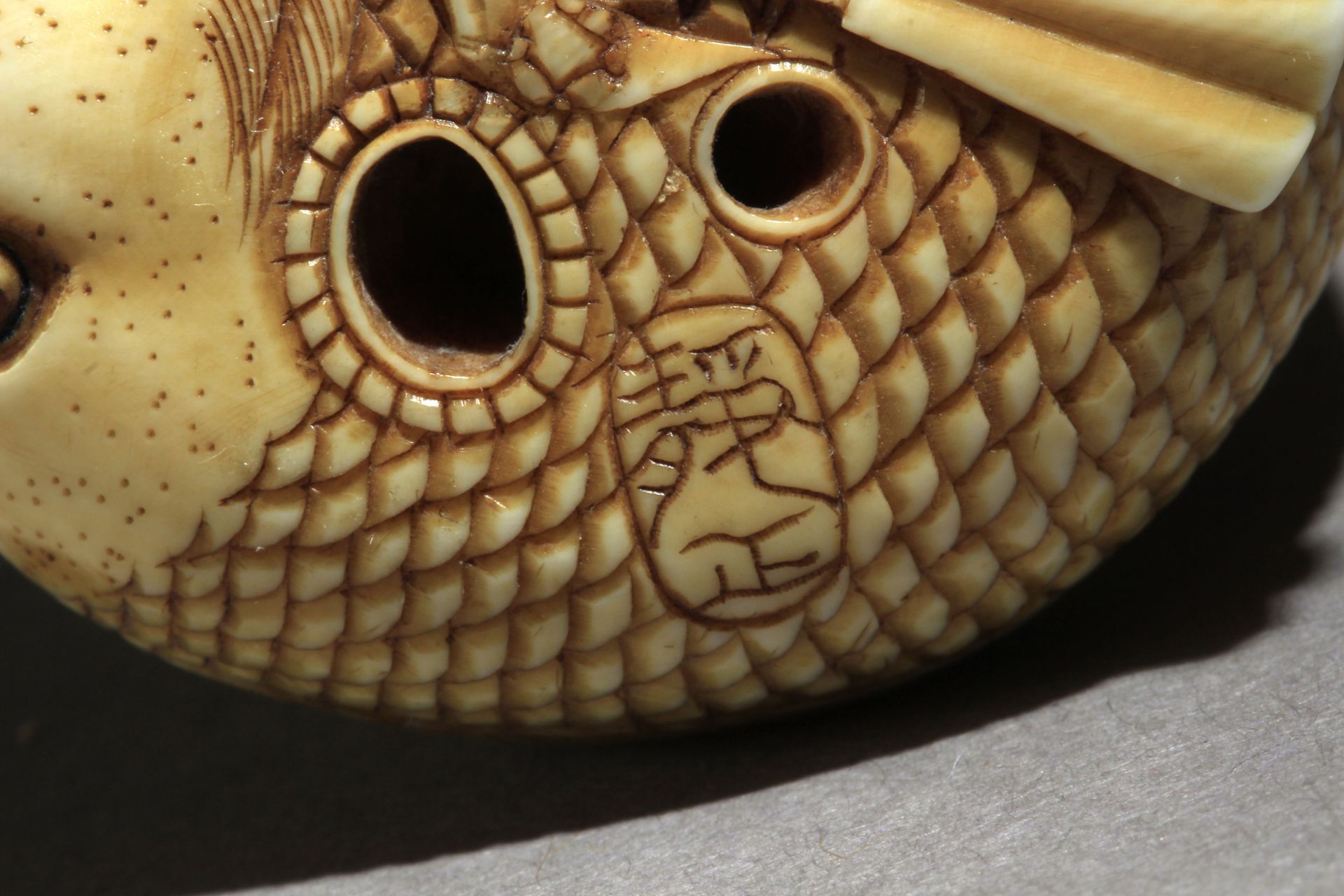 A late 19th century Japanese netsuke from Meiji period - Image 9 of 9