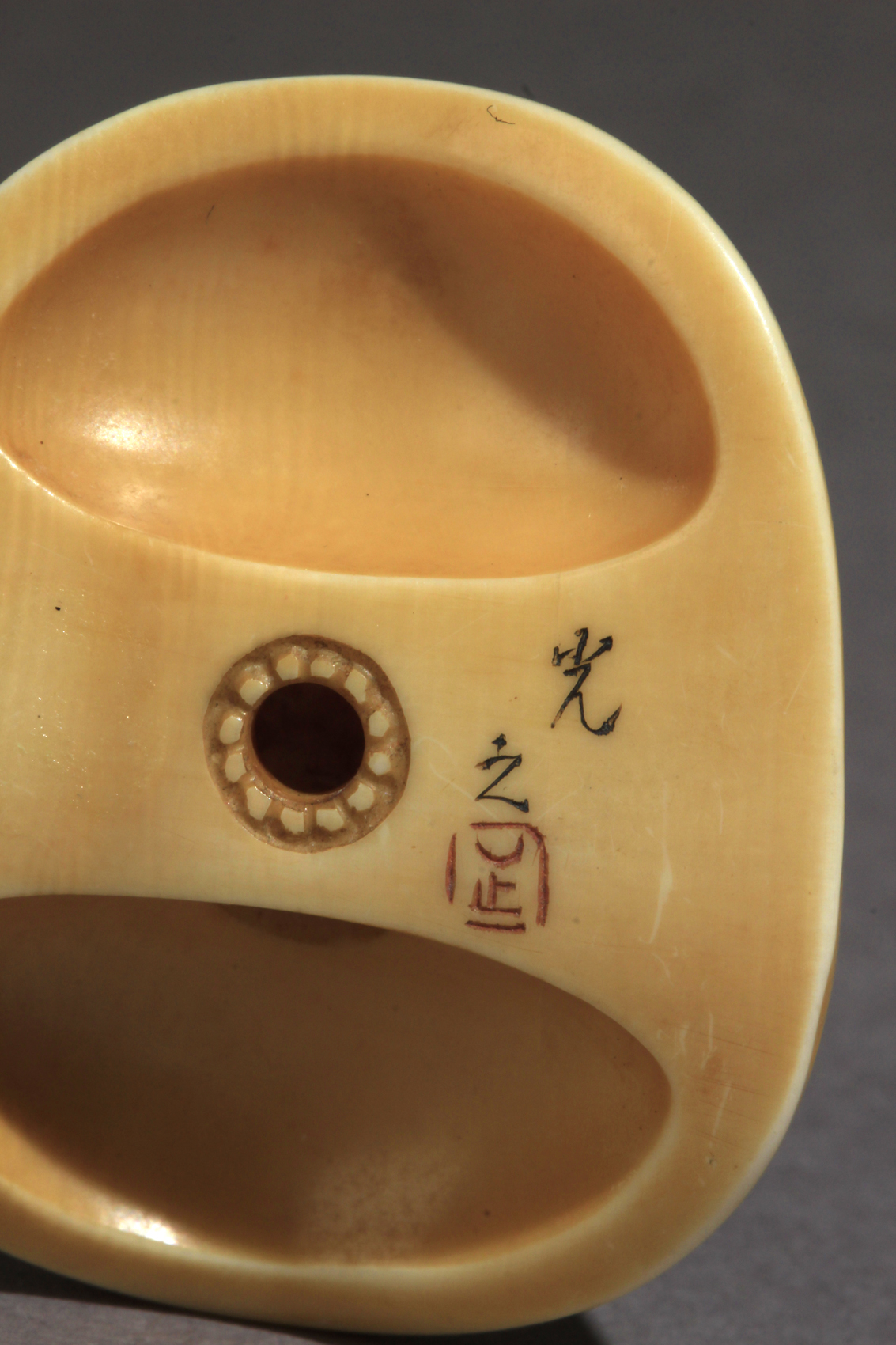 A Japanese netsuke circa 1900 from Meiji period - Image 5 of 6