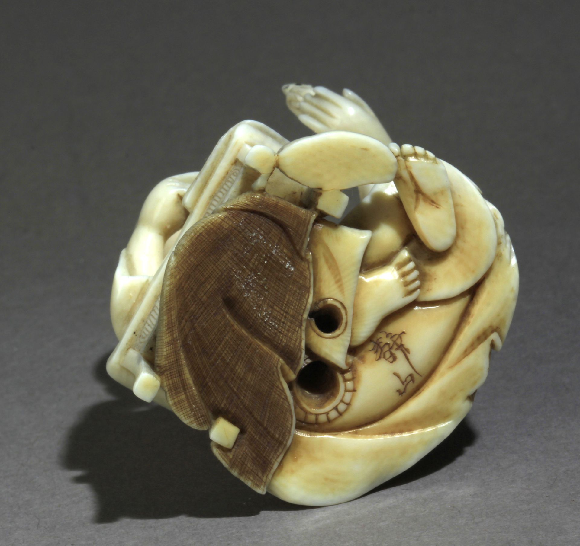 A late 19th century Japanese netsuke from Meiji period - Image 7 of 8