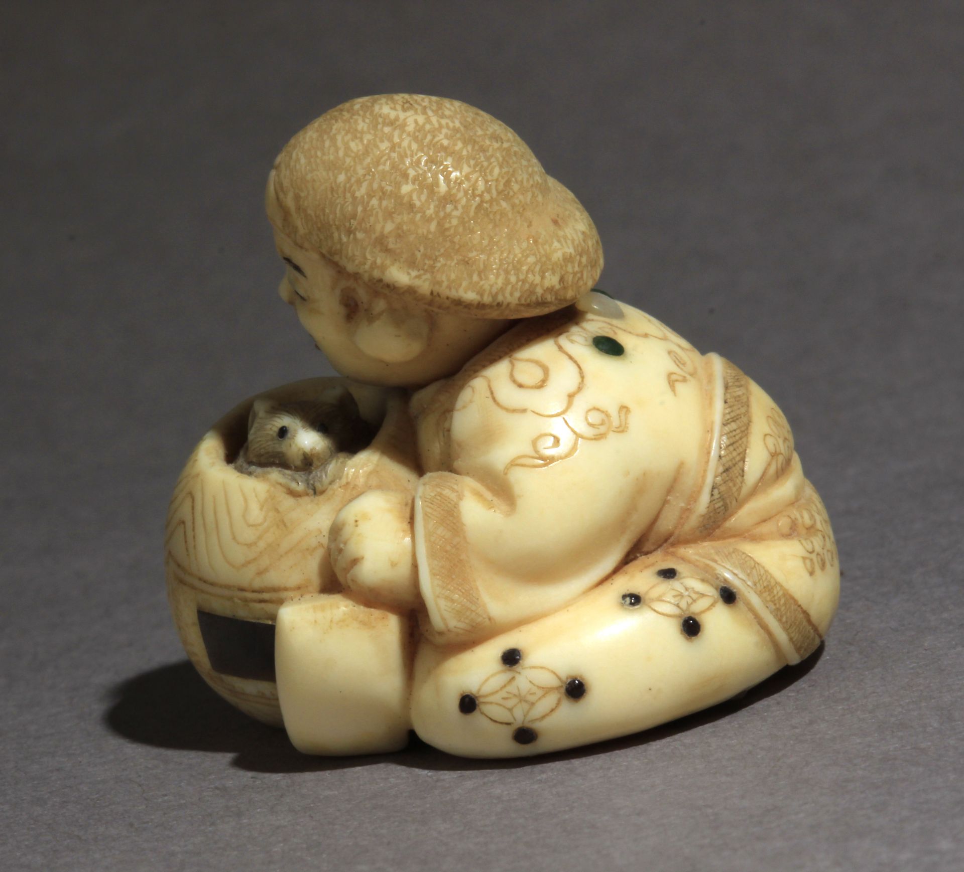 A late 19th century Japanese netsuke from Meiji period - Image 4 of 9