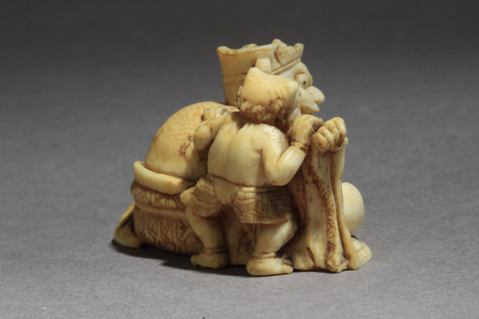 A mid 19th century Japanese netsuke from Edo period - Image 5 of 9