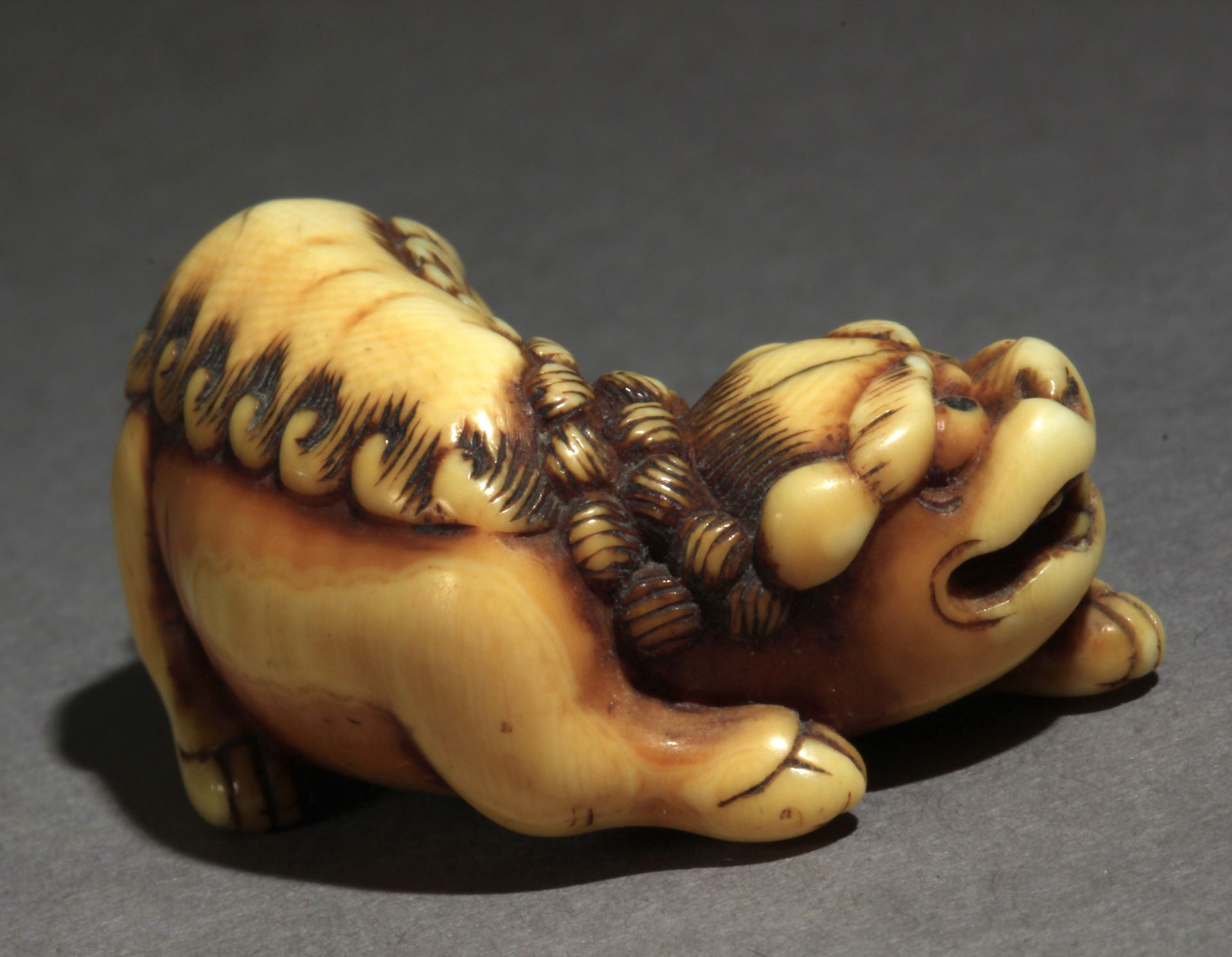 A mid 18th century Japanese netsuke from Edo period - Image 3 of 6