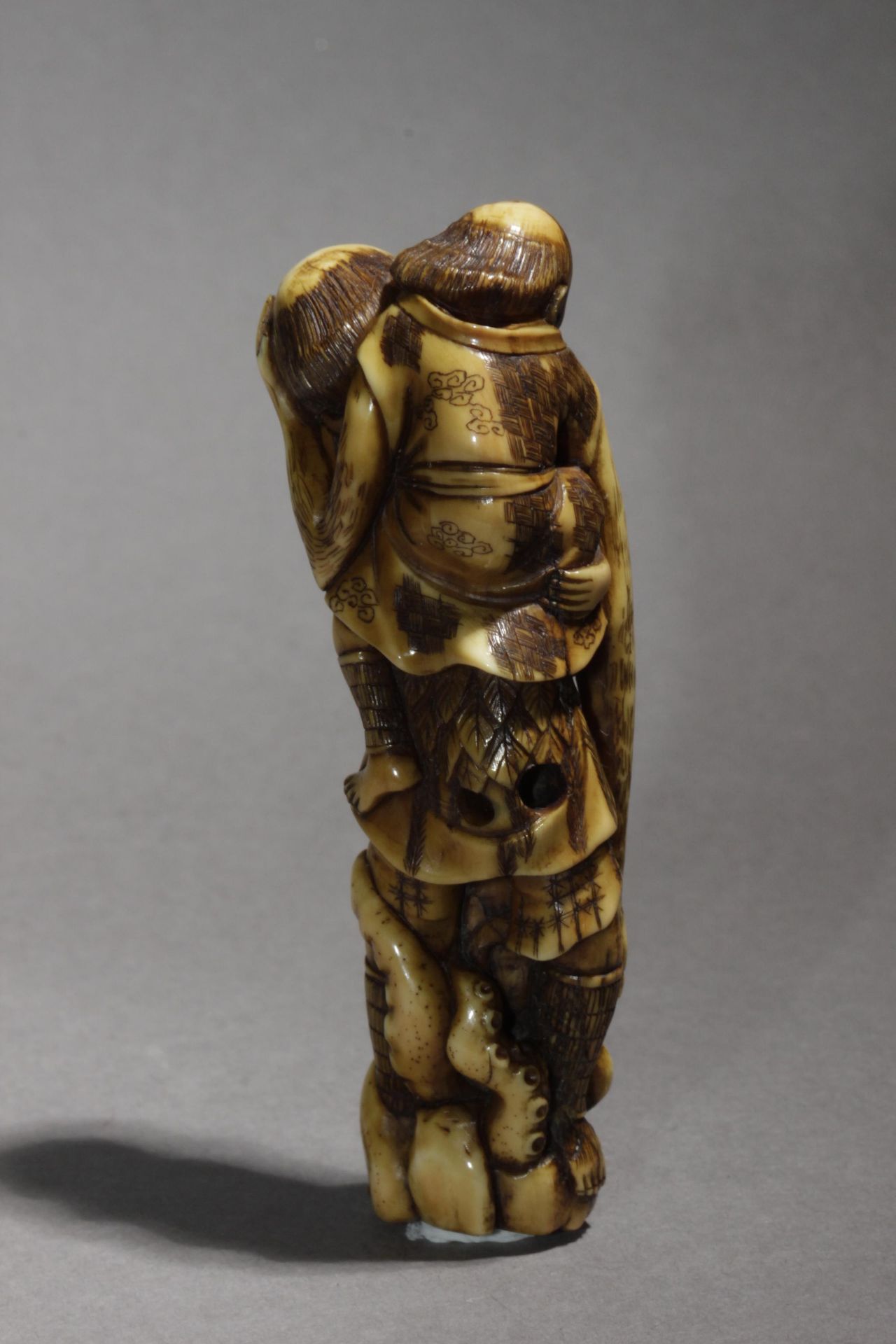 A mid 19th century Japanese netsuke from Edo period - Image 4 of 8