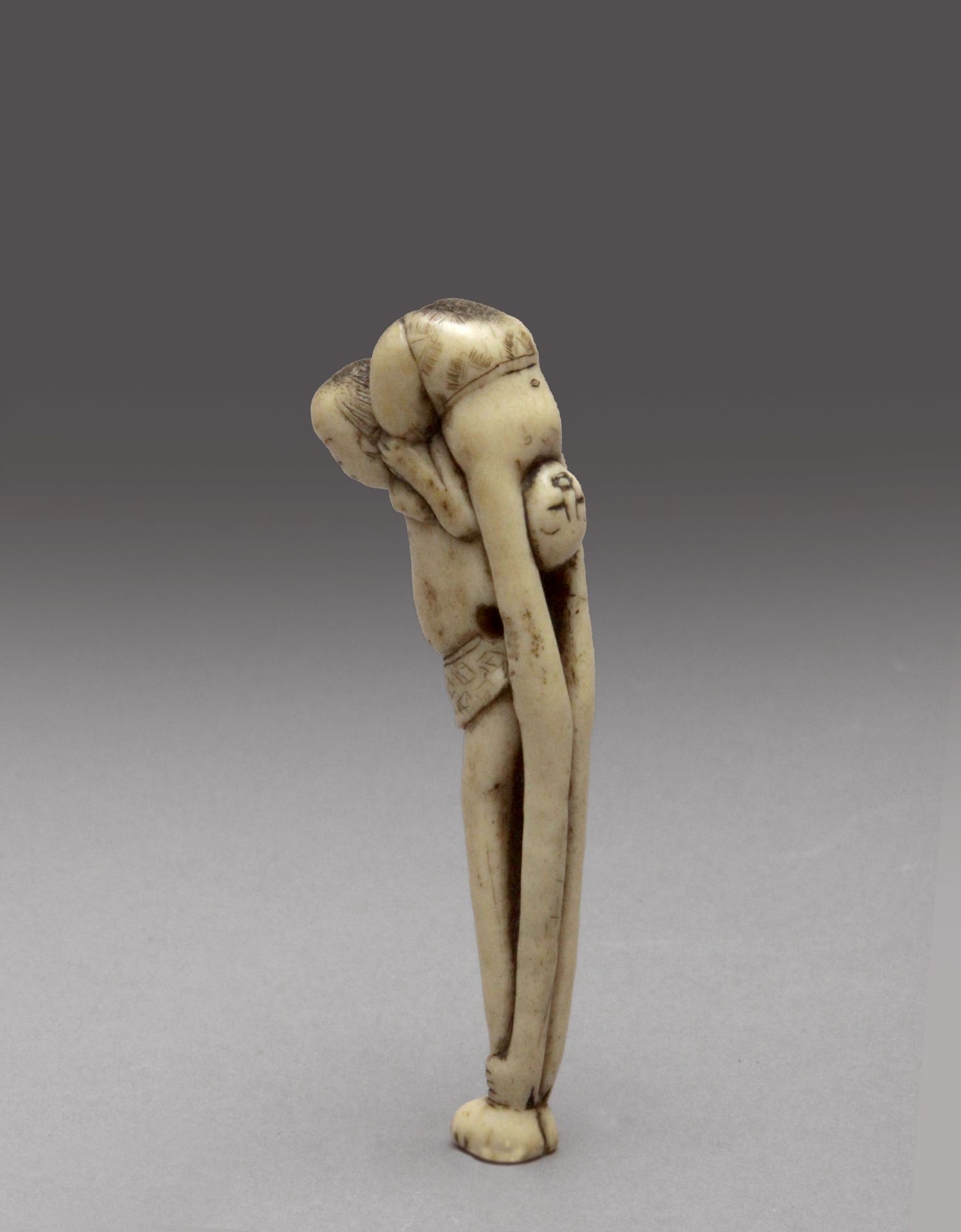 An 18th century Japanese netsuke from Edo period - Bild 2 aus 7