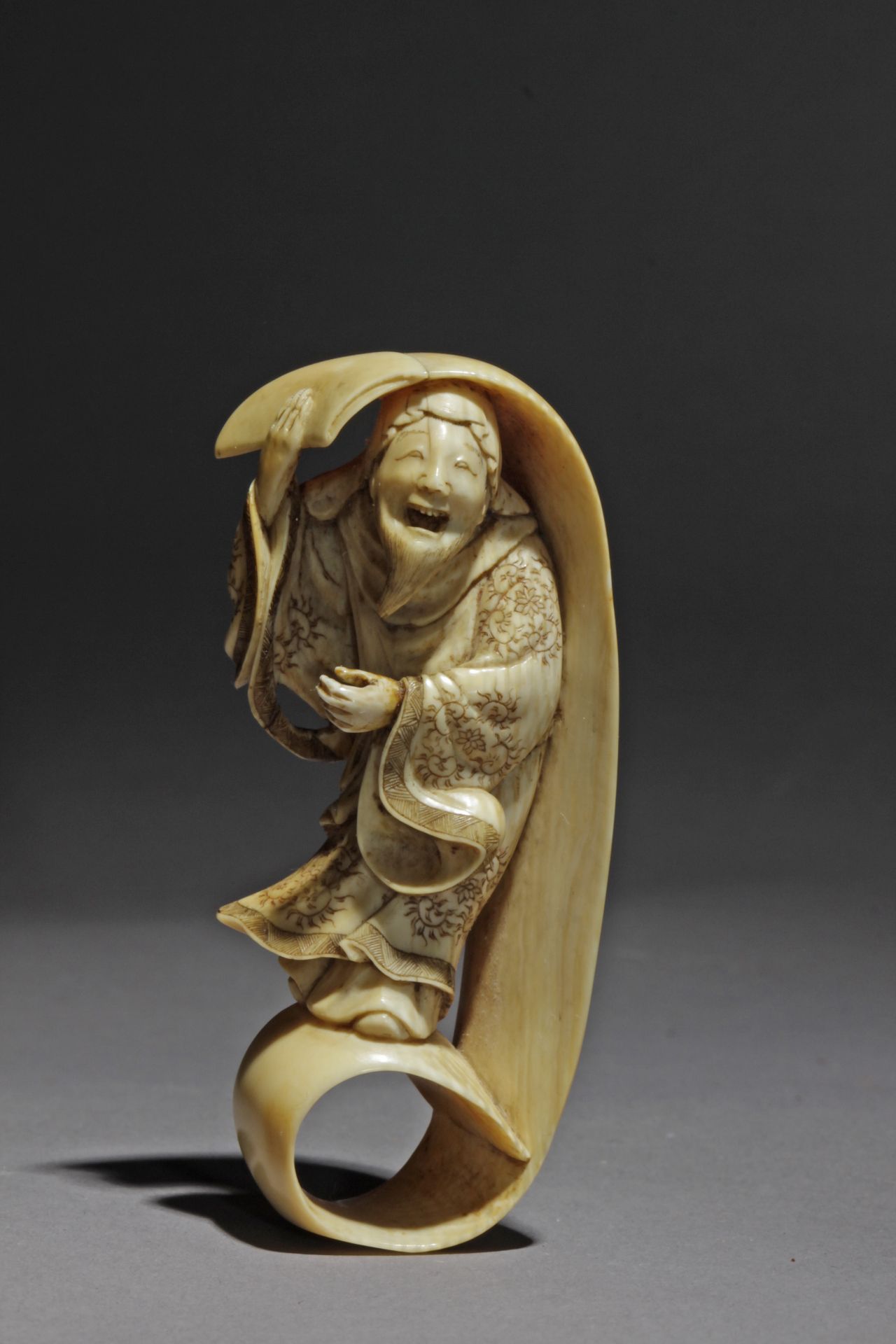 A mid 19th century Japanese netsuke from late Edo period - Image 2 of 7