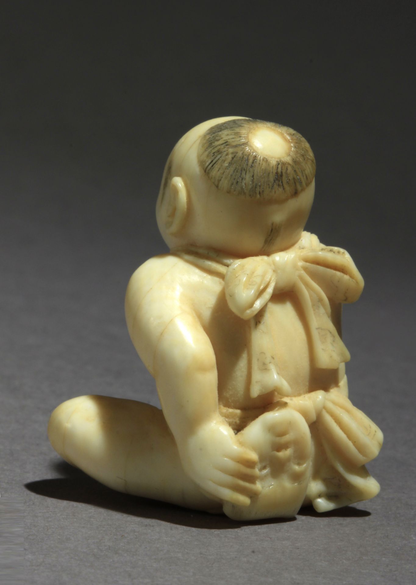 A 19th century Japanese netsuke from Meiji period - Image 4 of 9