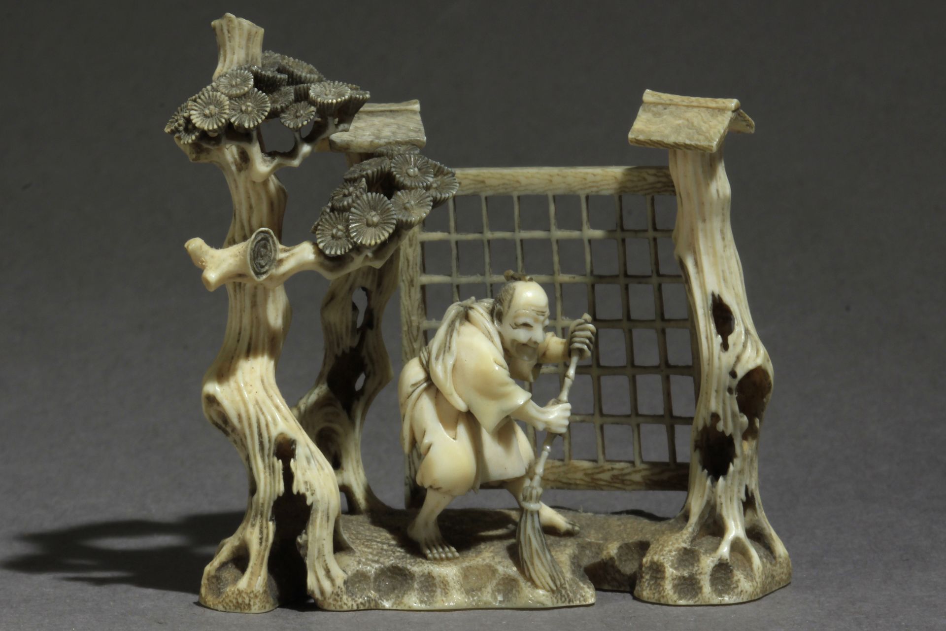 A Japanese netsuke-okimono from Meiji period circa 1870-1890 - Image 5 of 7