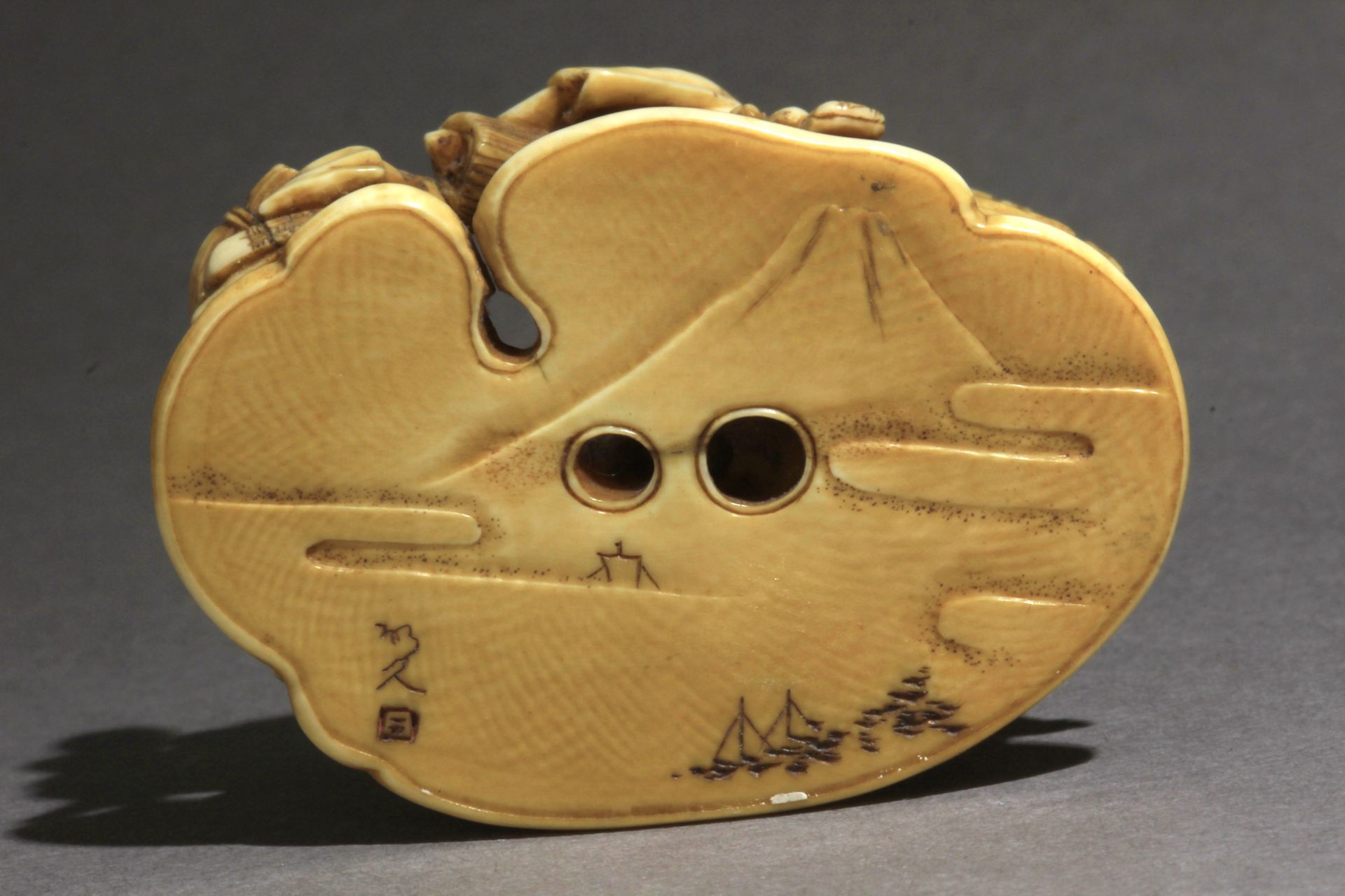 A Japanese netsuke-okimono circa 1860-1880 from Meiji period - Image 7 of 8