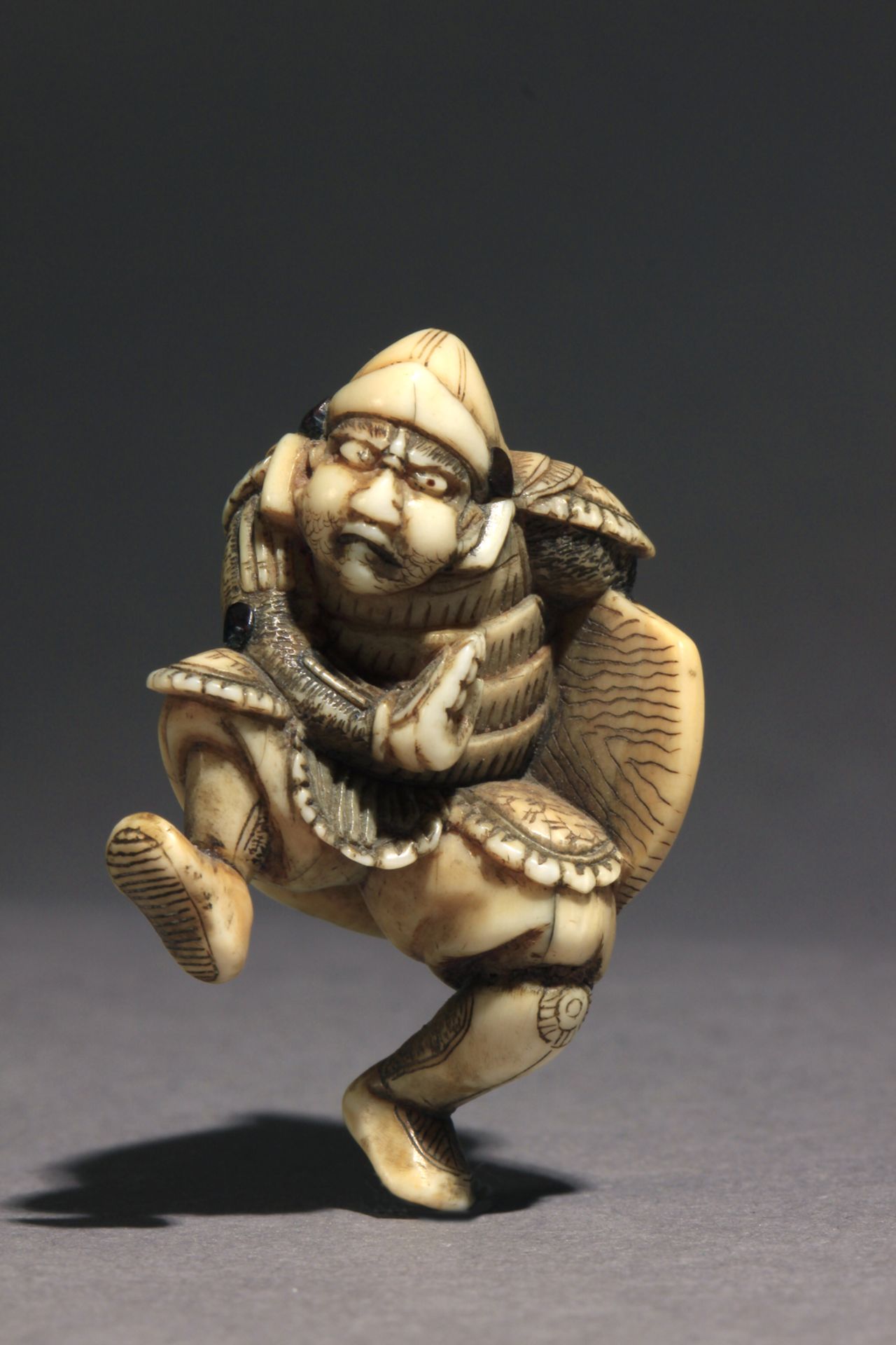 A late 18th century Japanese netsuke - Image 5 of 9