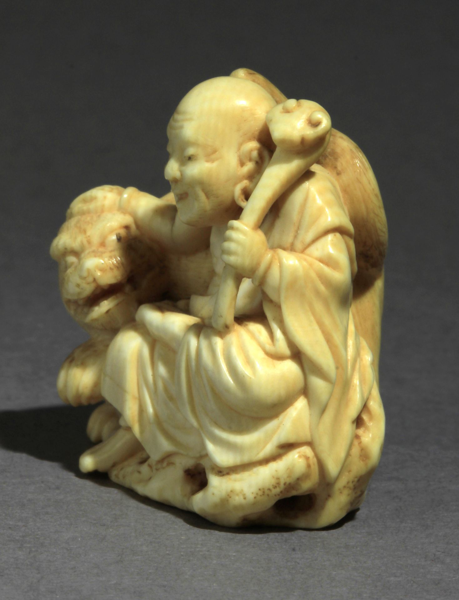 A mid 19th century Japanese netsuke from Meiji period - Image 2 of 8