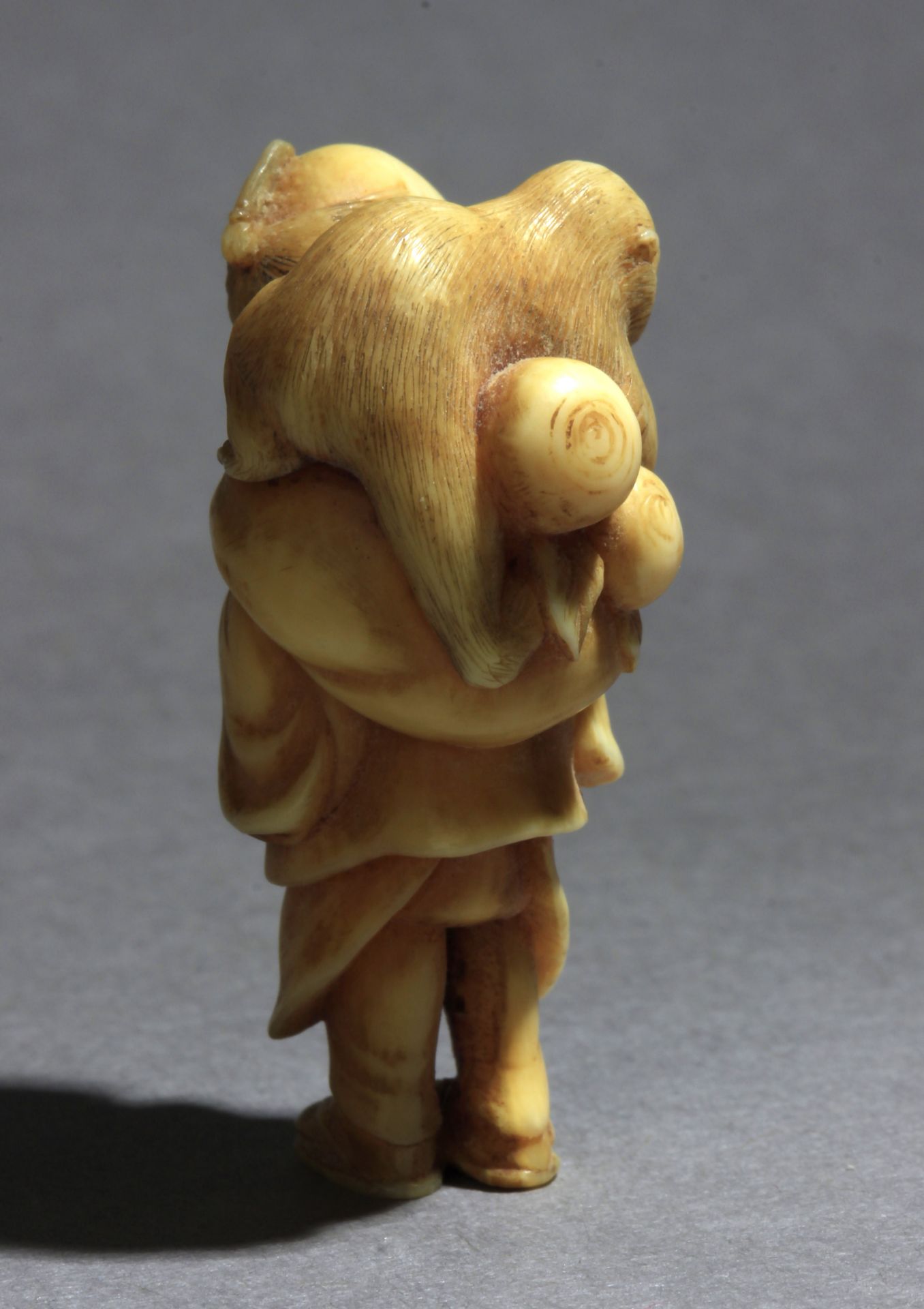 A mid 19th century Japanese netsuke from Edo period - Image 5 of 8