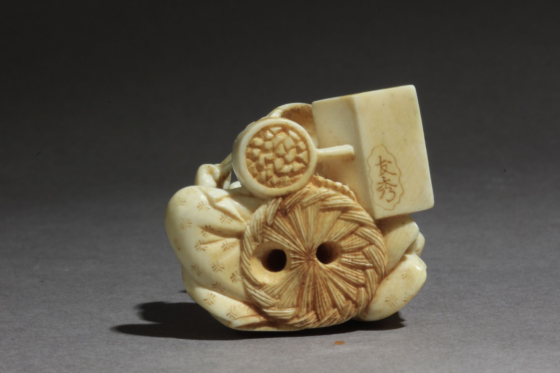 A mid 19th century Japanese netsuke - Bild 8 aus 9