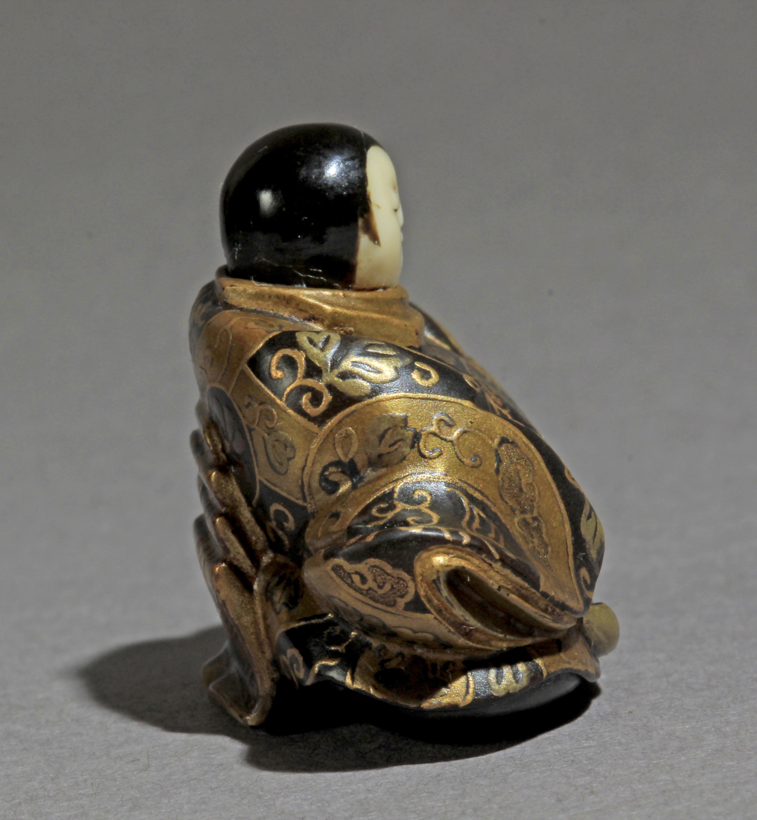 A 19th century Japanese netsuke from Meiji period - Image 6 of 8