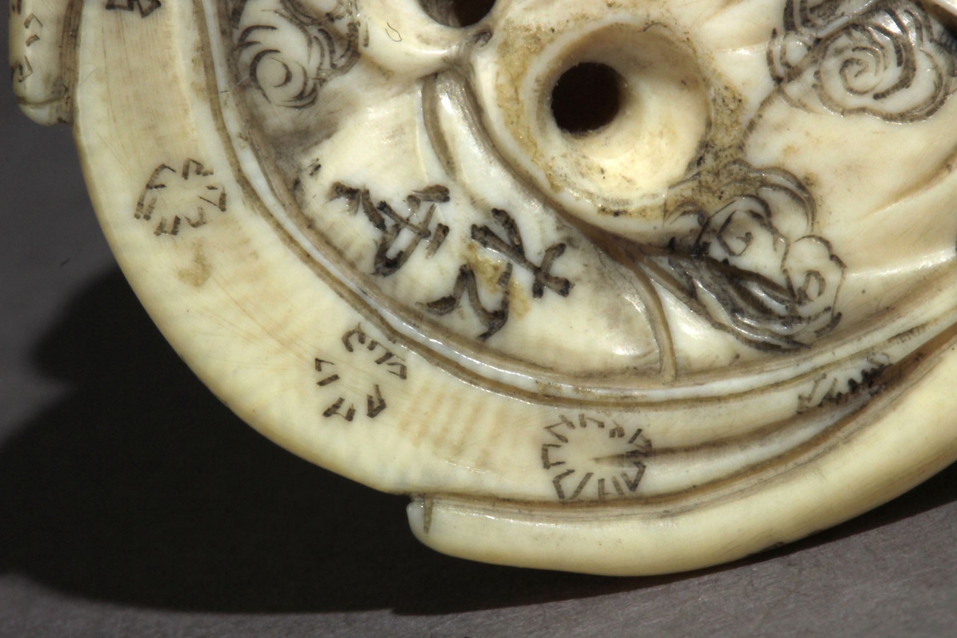 A late 19th century Japanese netsuke from Meiji period - Image 7 of 7