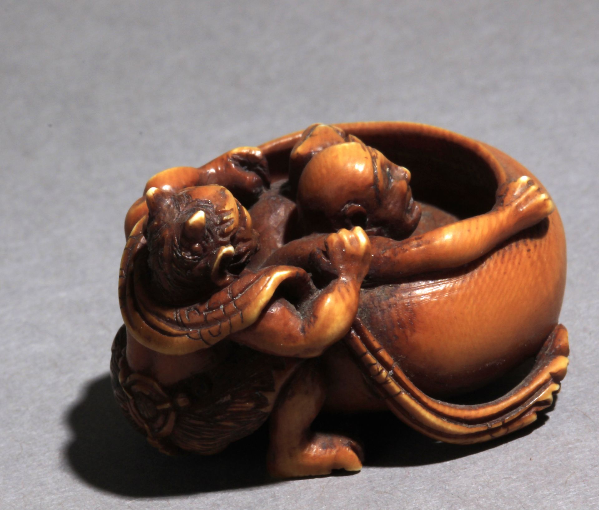 A 19th century Japanese netsuke from Meiji period - Image 5 of 9