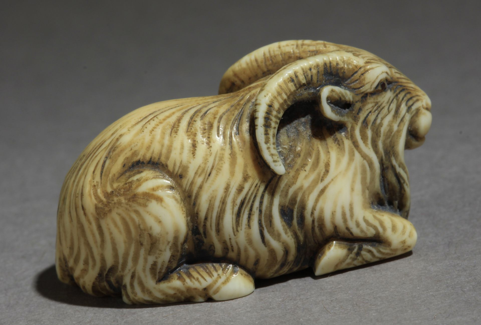 A 19th century Japanese netsuke from Meiji period - Image 4 of 7