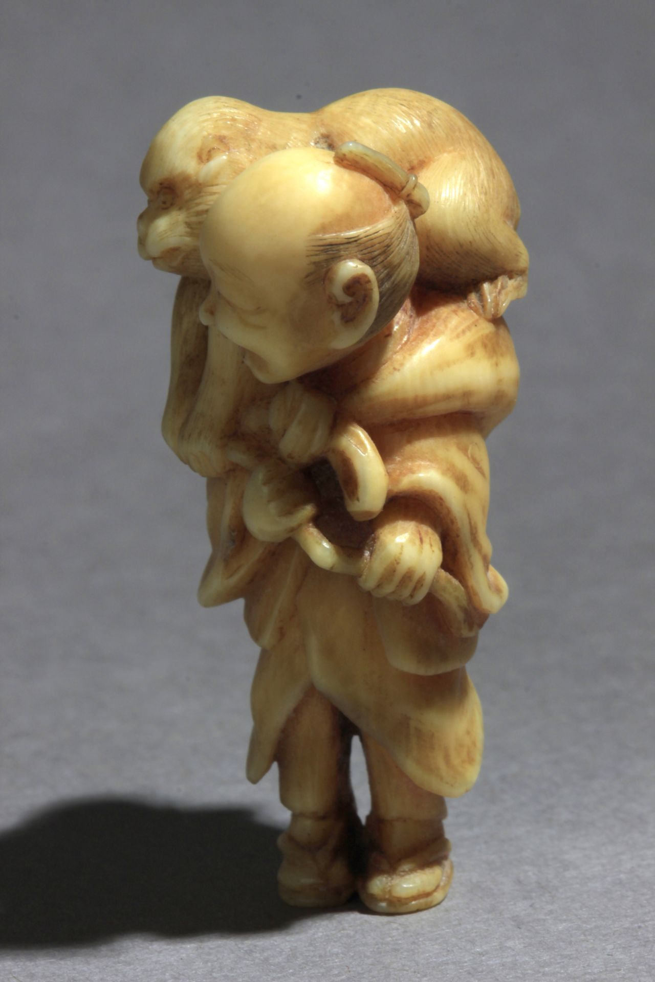 A mid 19th century Japanese netsuke from Edo period - Image 2 of 8