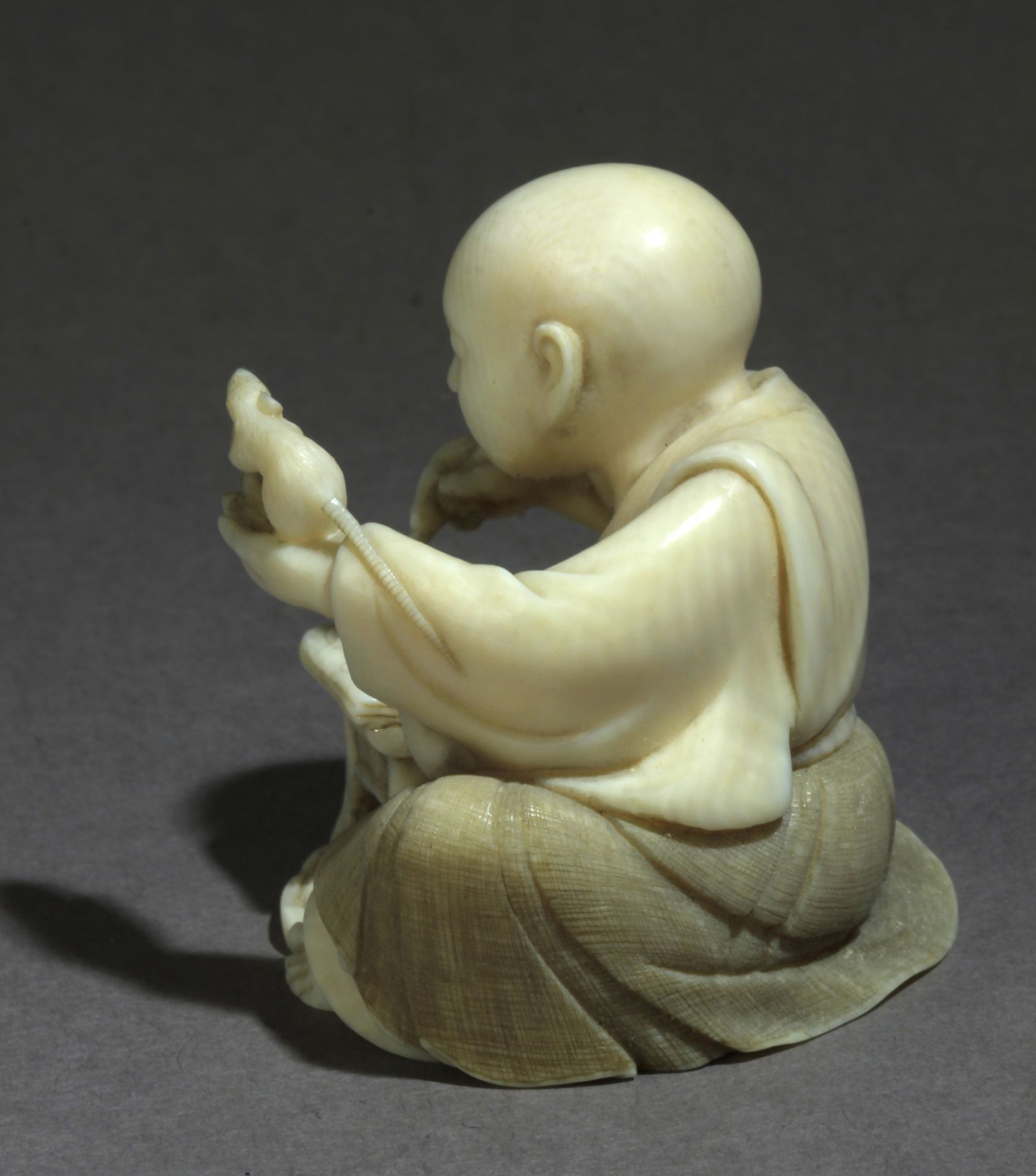 A late 19th century Japanese netsuke from Meiji period - Image 3 of 8