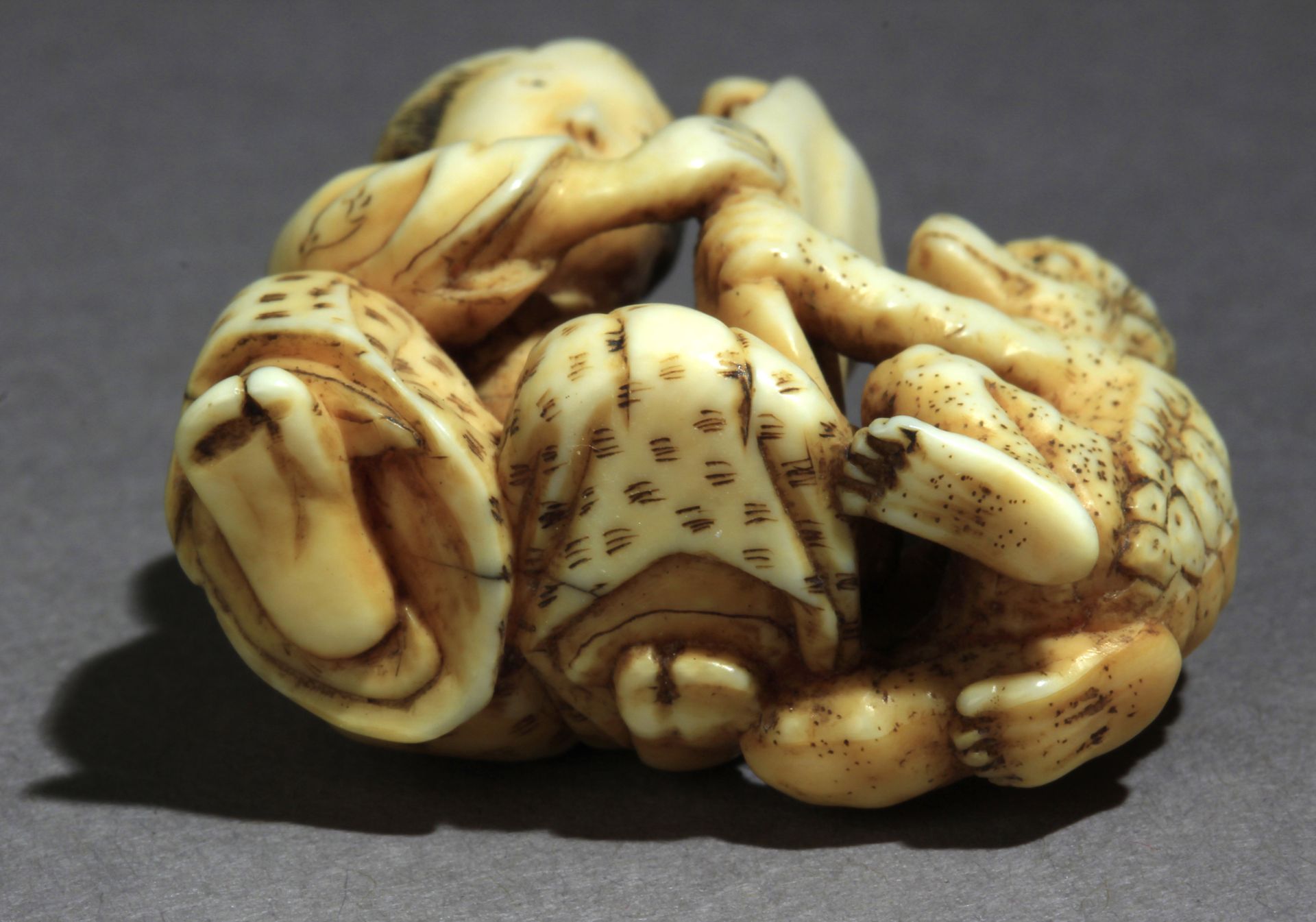 A mid 19th century Japanese netsuke from Edo period - Image 7 of 8