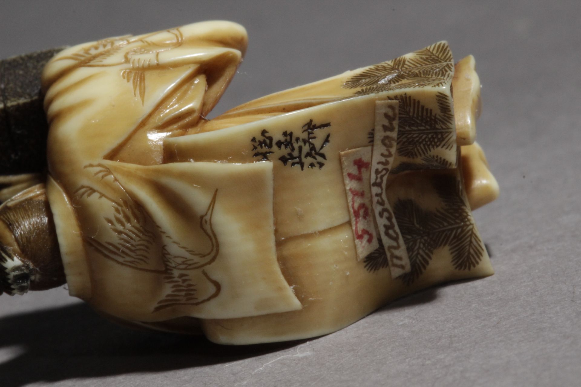 A 19th century Japanese netsuke from Meiji period - Image 7 of 15