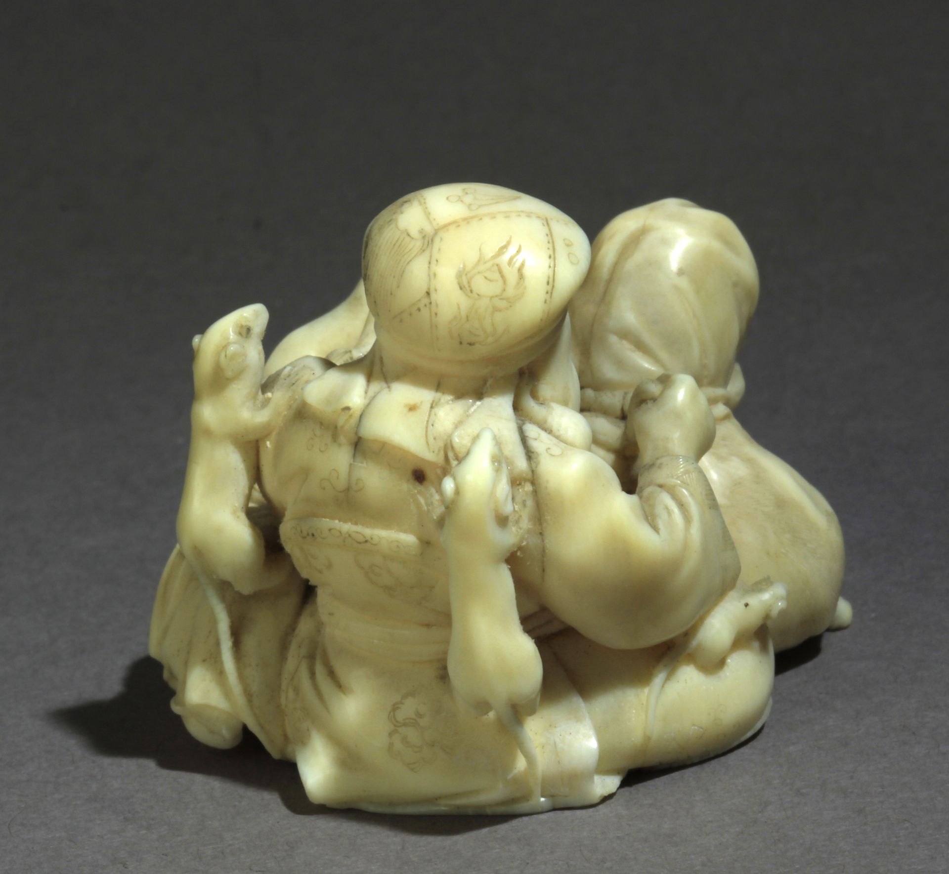 A late 19th century Japanese netsuke from Meiji period - Image 5 of 9
