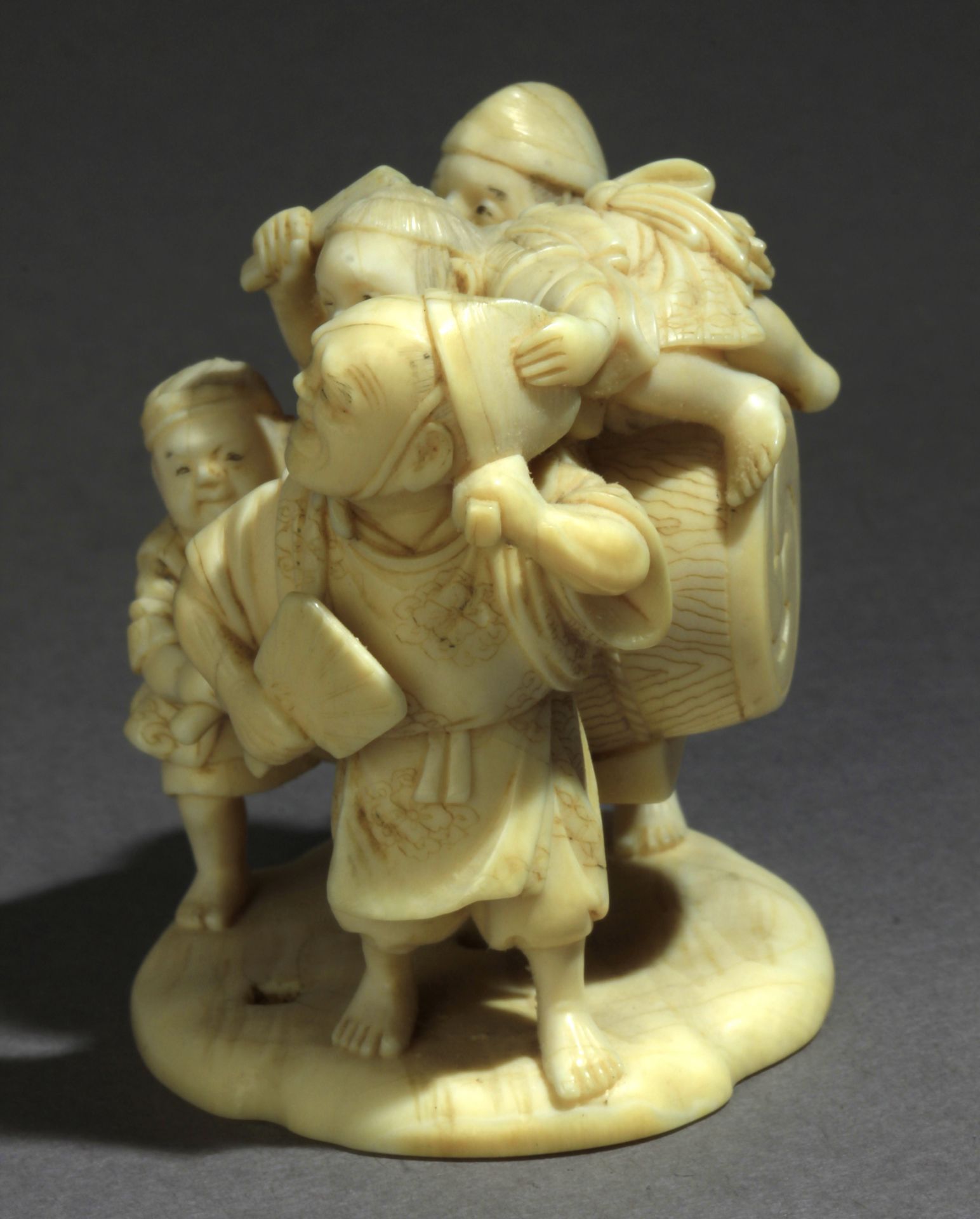 A late 19th century Japanese netsuke okimono from Meiji period - Image 3 of 9