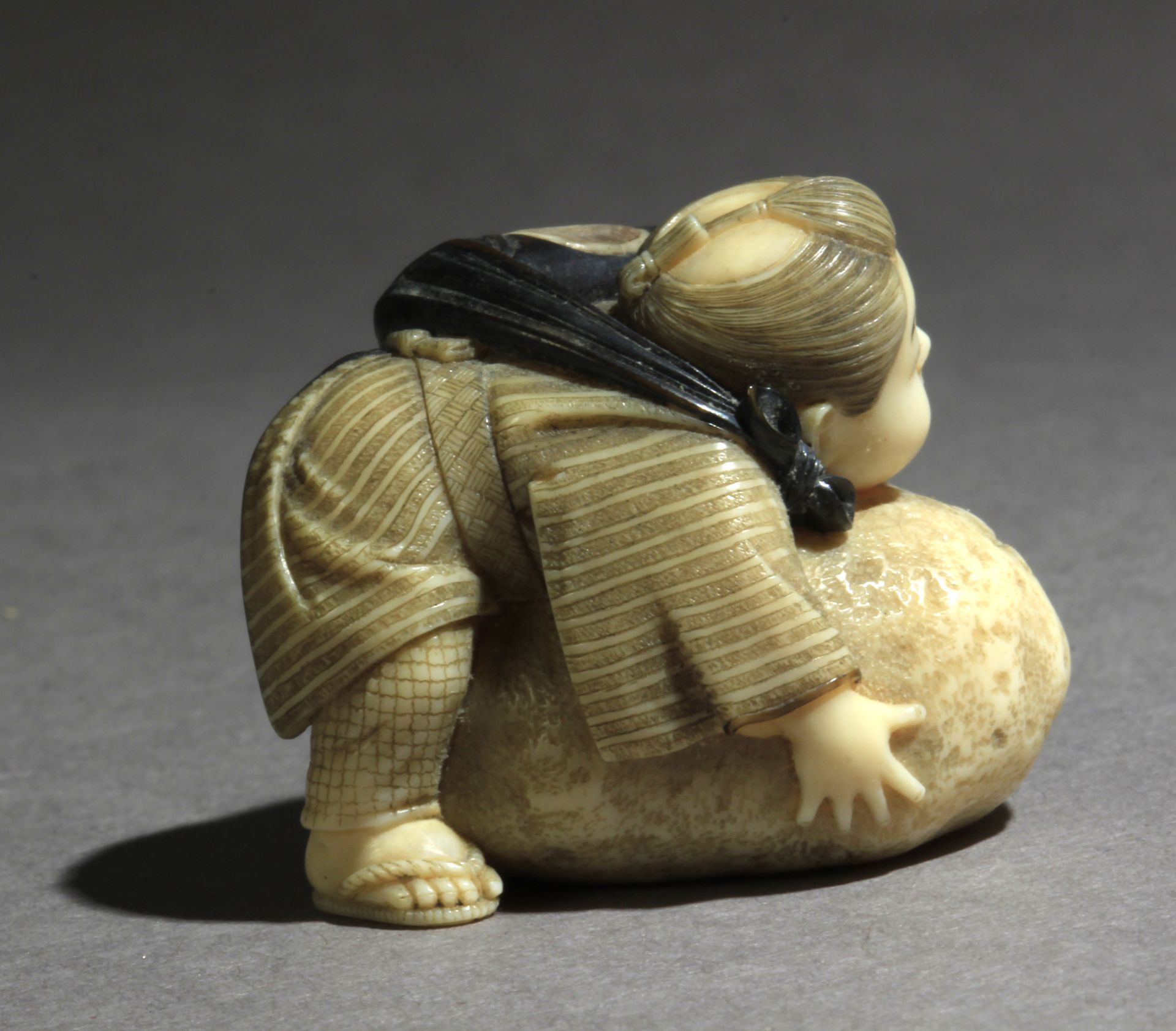 A Japanese netsuke circa 1900 from Meiji period - Bild 5 aus 7