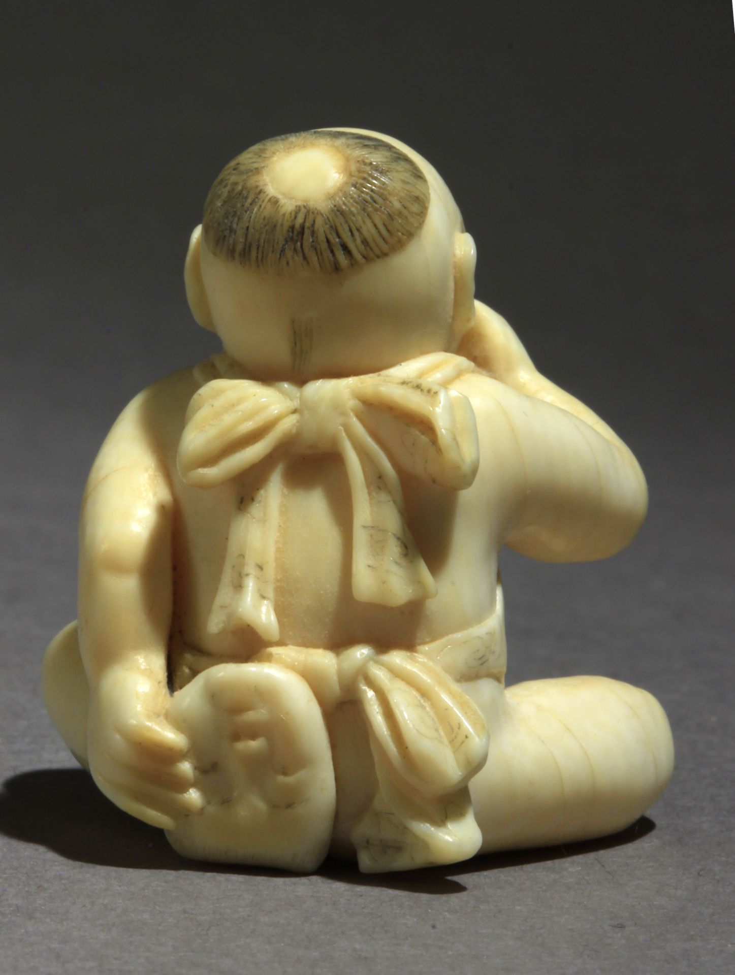 A 19th century Japanese netsuke from Meiji period - Image 5 of 9