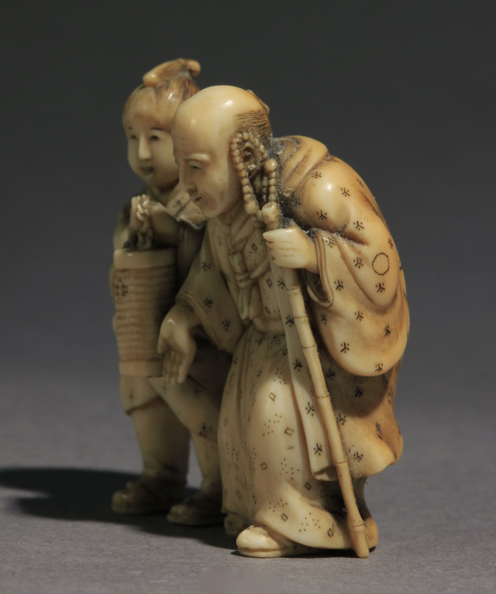 A mid 19th century Japanese netsuke from Edo-Meiji period - Image 3 of 7