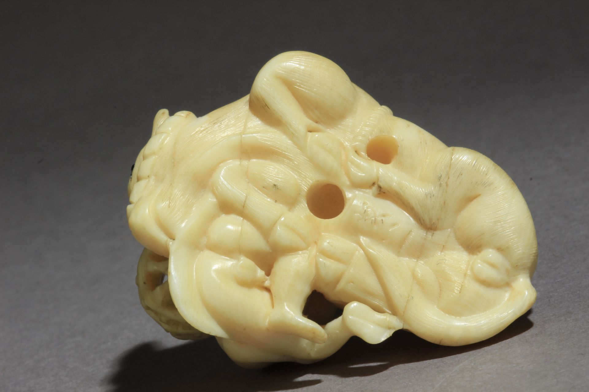 A 19th century Japanese netsuke from Meiji period - Image 5 of 6