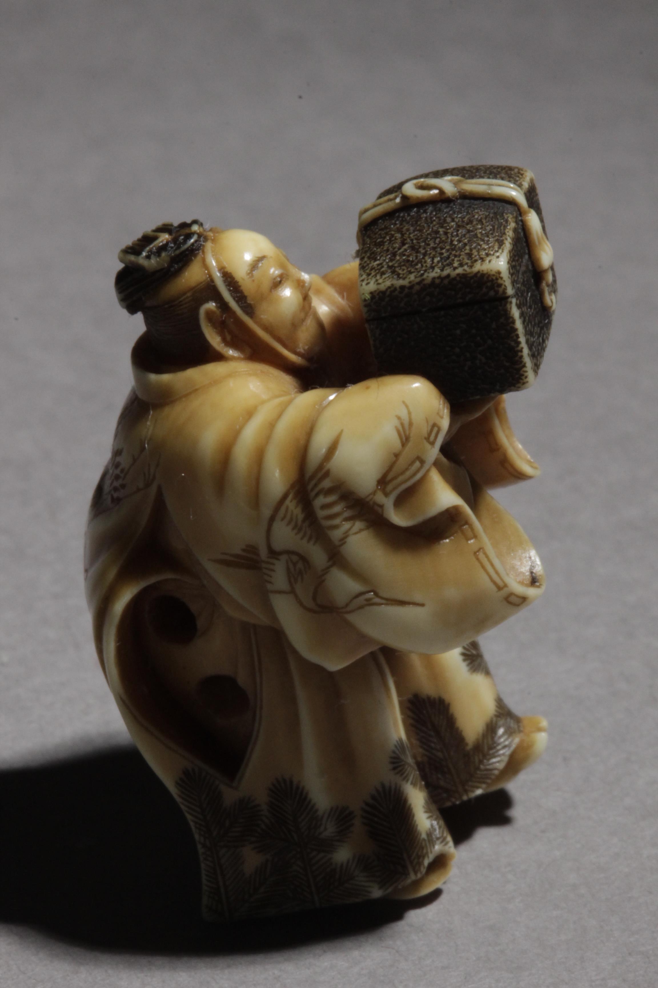 A 19th century Japanese netsuke from Meiji period - Image 12 of 15