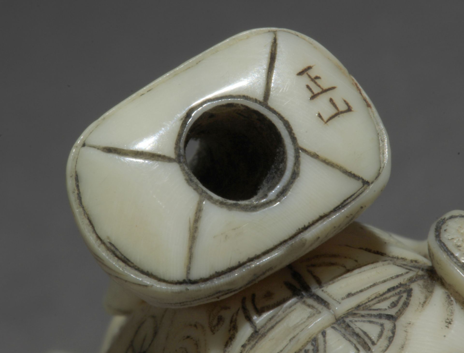 An early 19th century Japanese netsuke from Edo period - Image 7 of 9