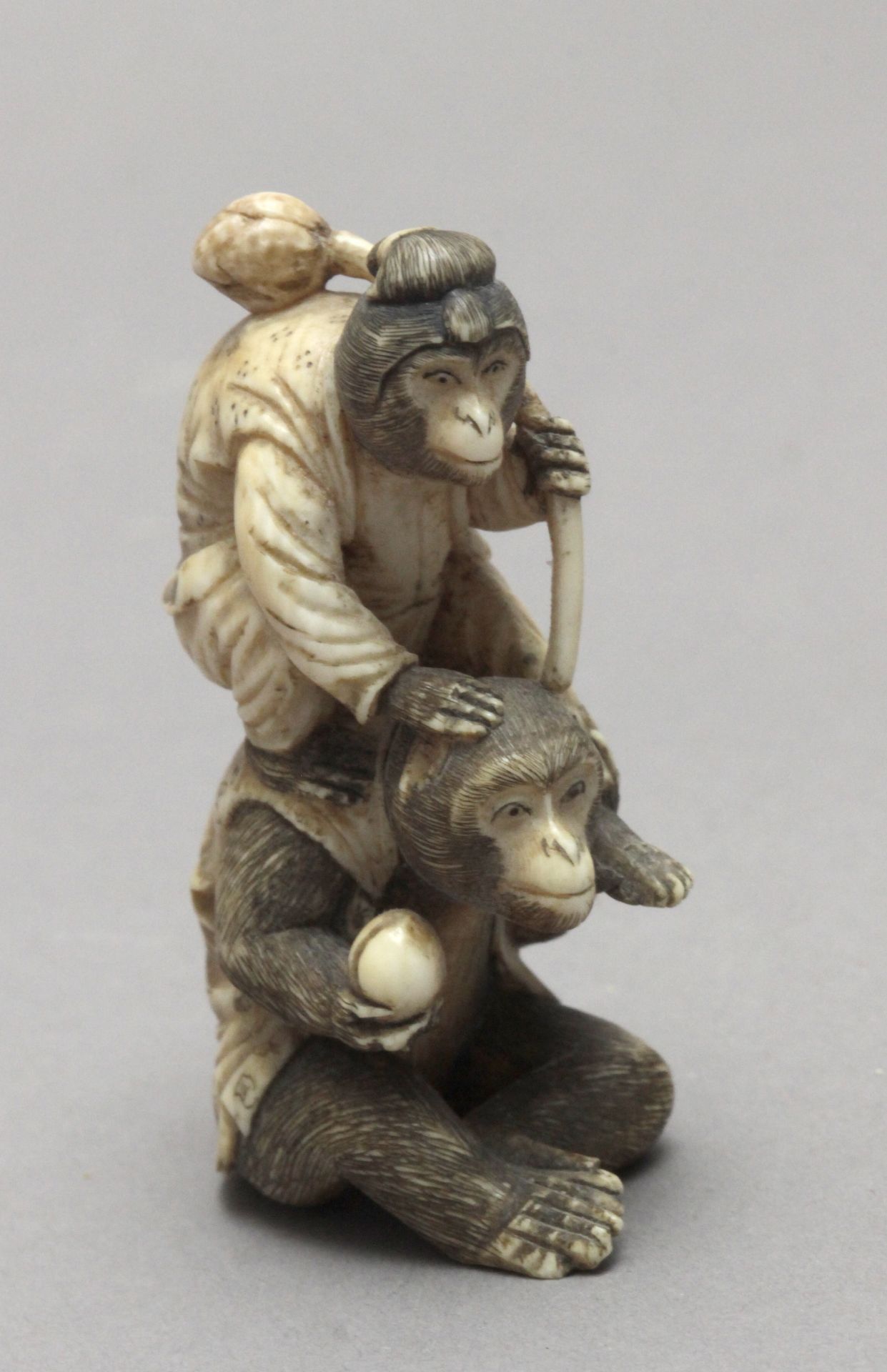 A mid 19th century Japanese netsuke - Image 3 of 11