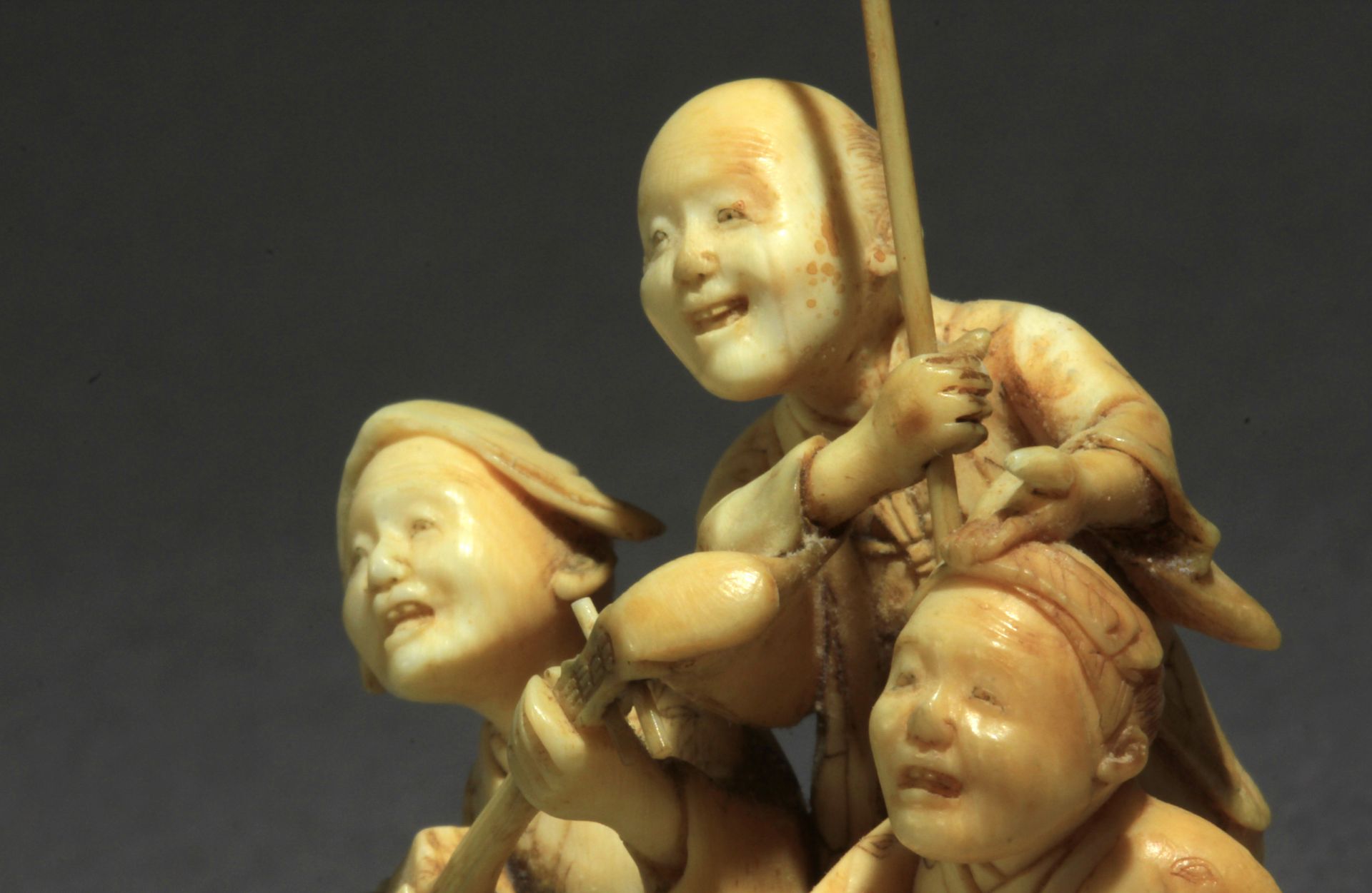 A Japanese netsuke-okimono circa 1860-1880 from Meiji period - Image 3 of 8