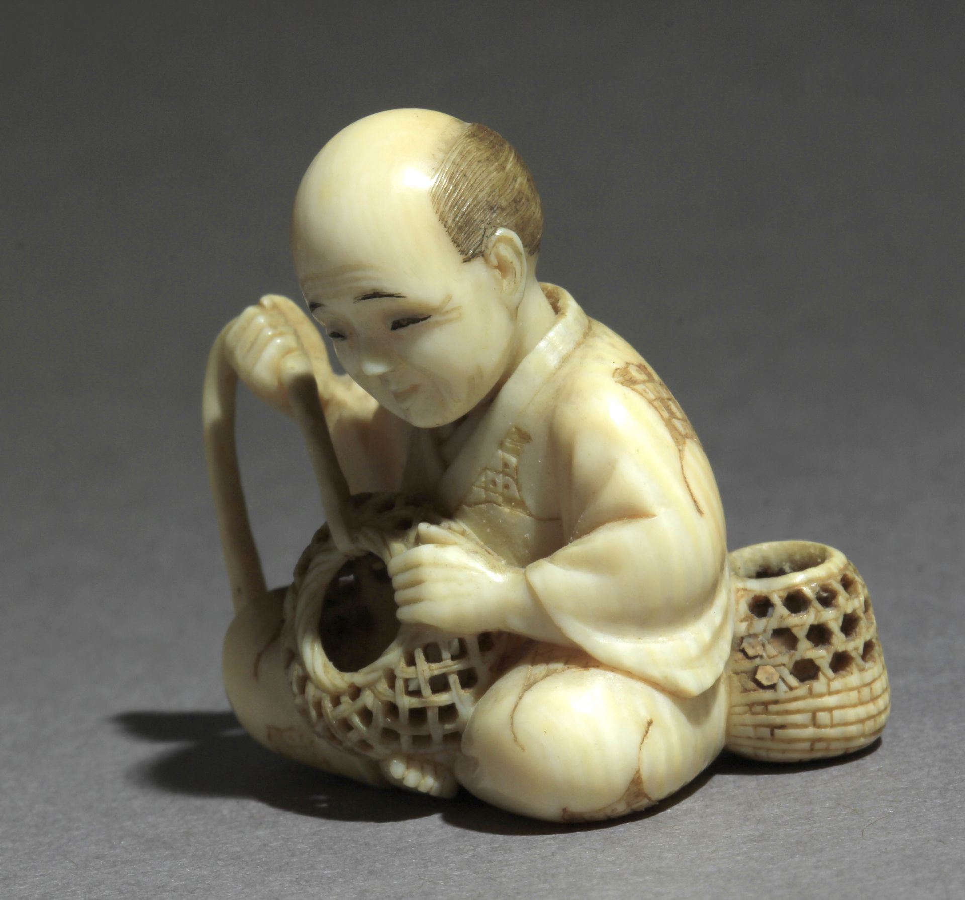 A Japanese netsuke circa 1860-1890 from Meiji period - Bild 2 aus 8