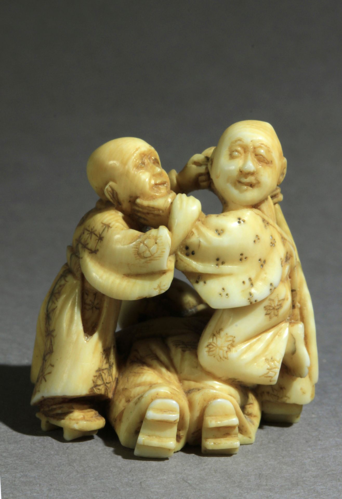 A Japanese netsuke circa 1860-1880 from Meiji period - Image 5 of 7