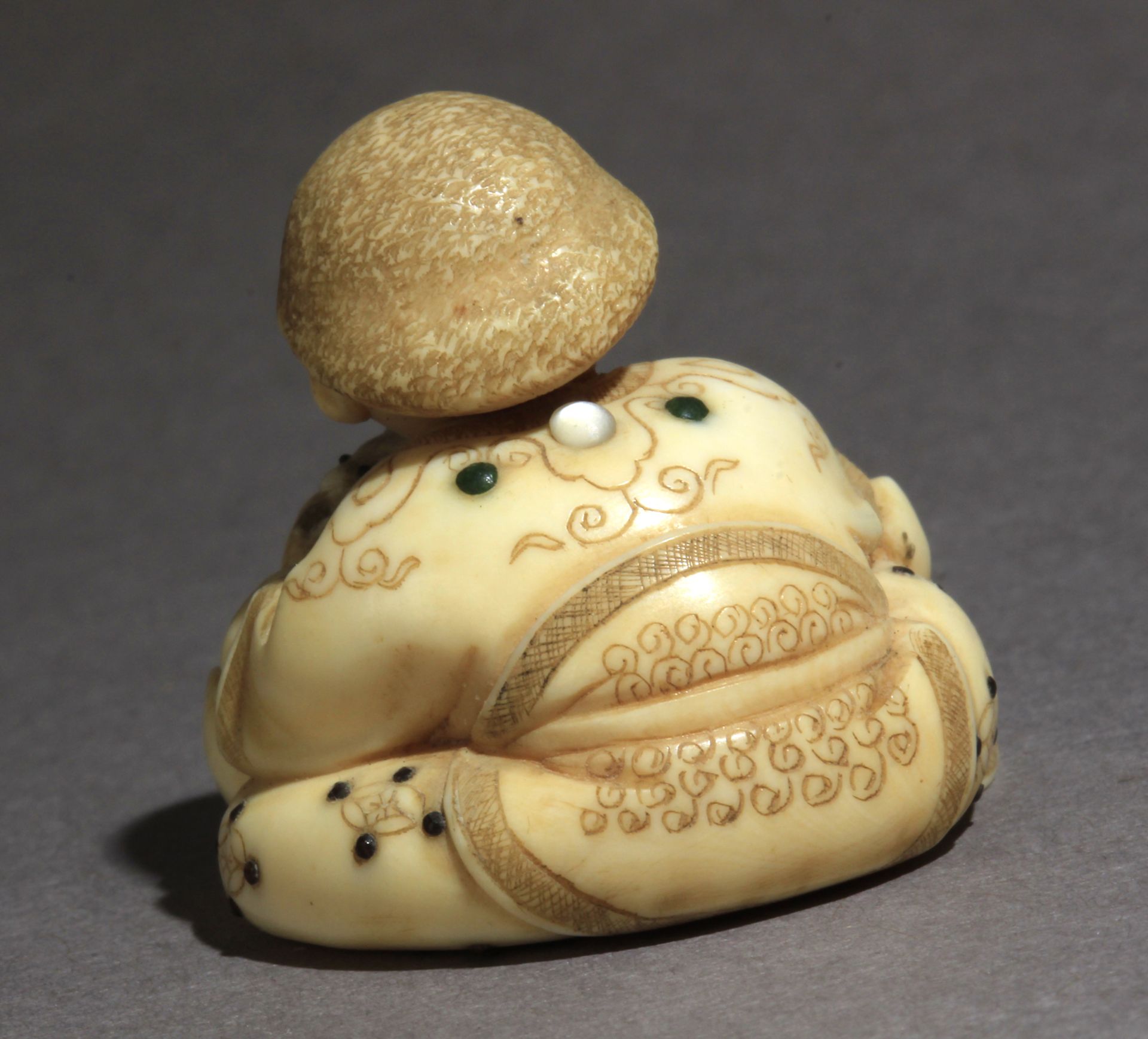 A late 19th century Japanese netsuke from Meiji period - Image 5 of 9