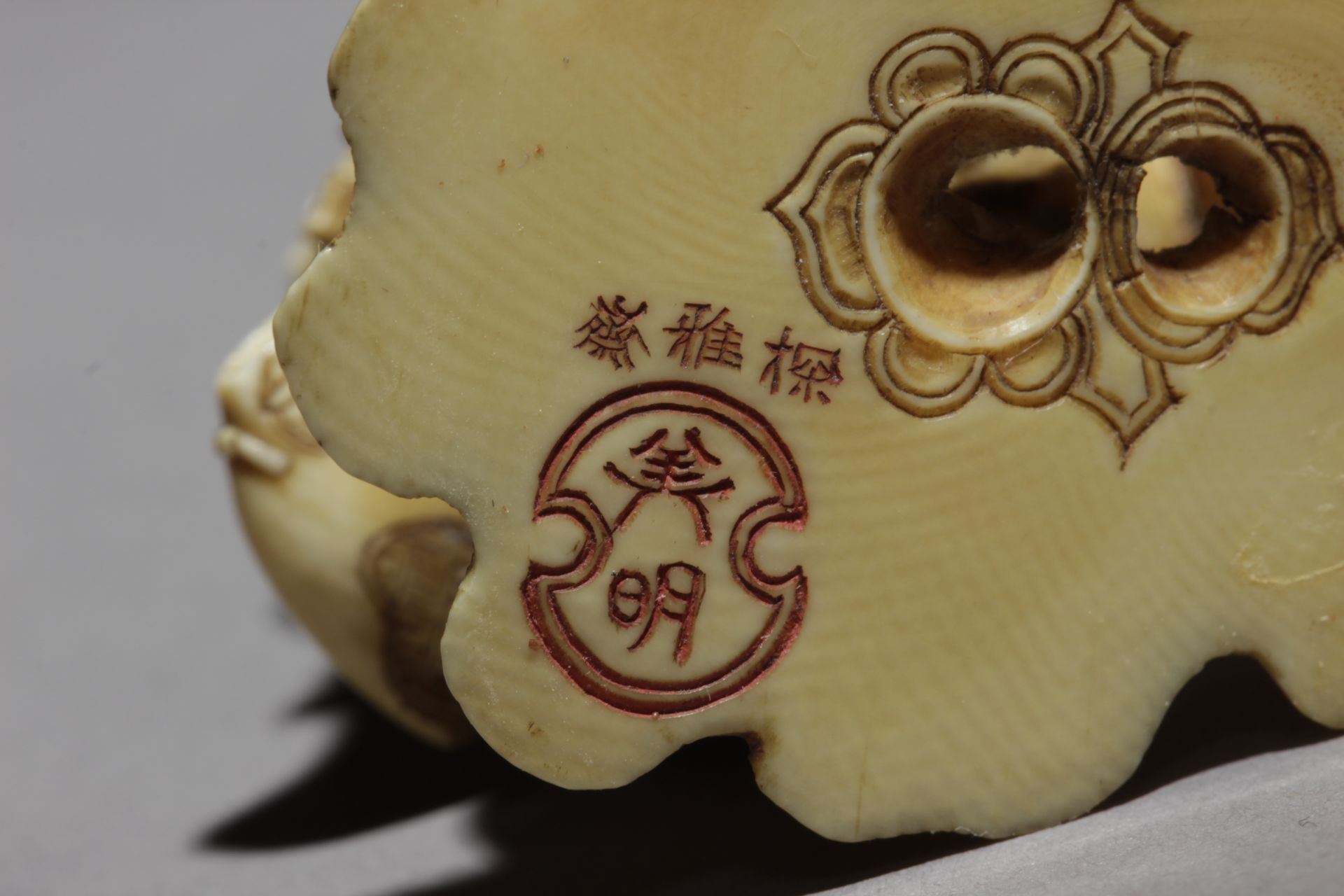 A late 19th century Japanese netsuke from Meiji period - Image 6 of 6