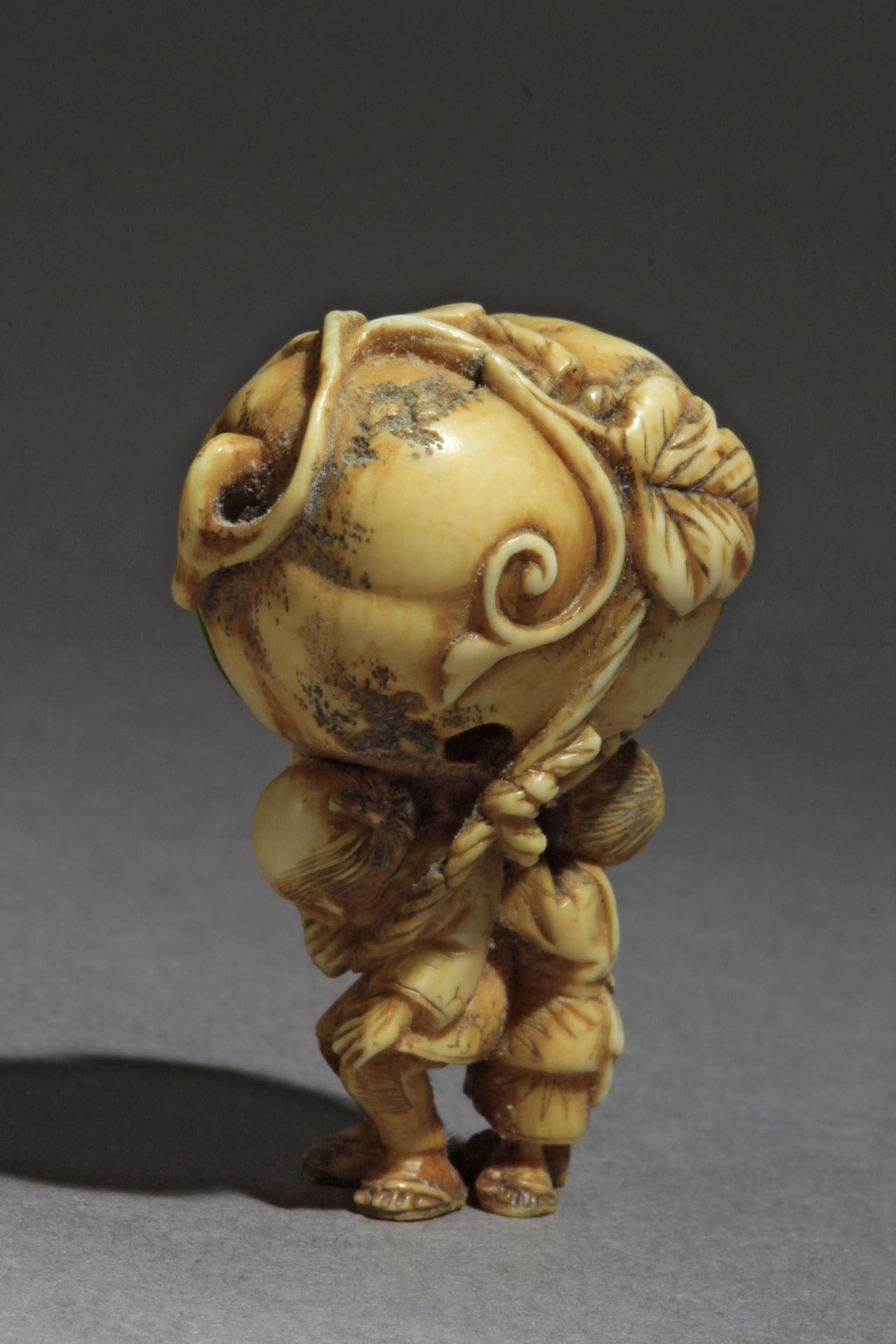 A mid 19th century Japanese netsuke from Edo period - Image 5 of 7