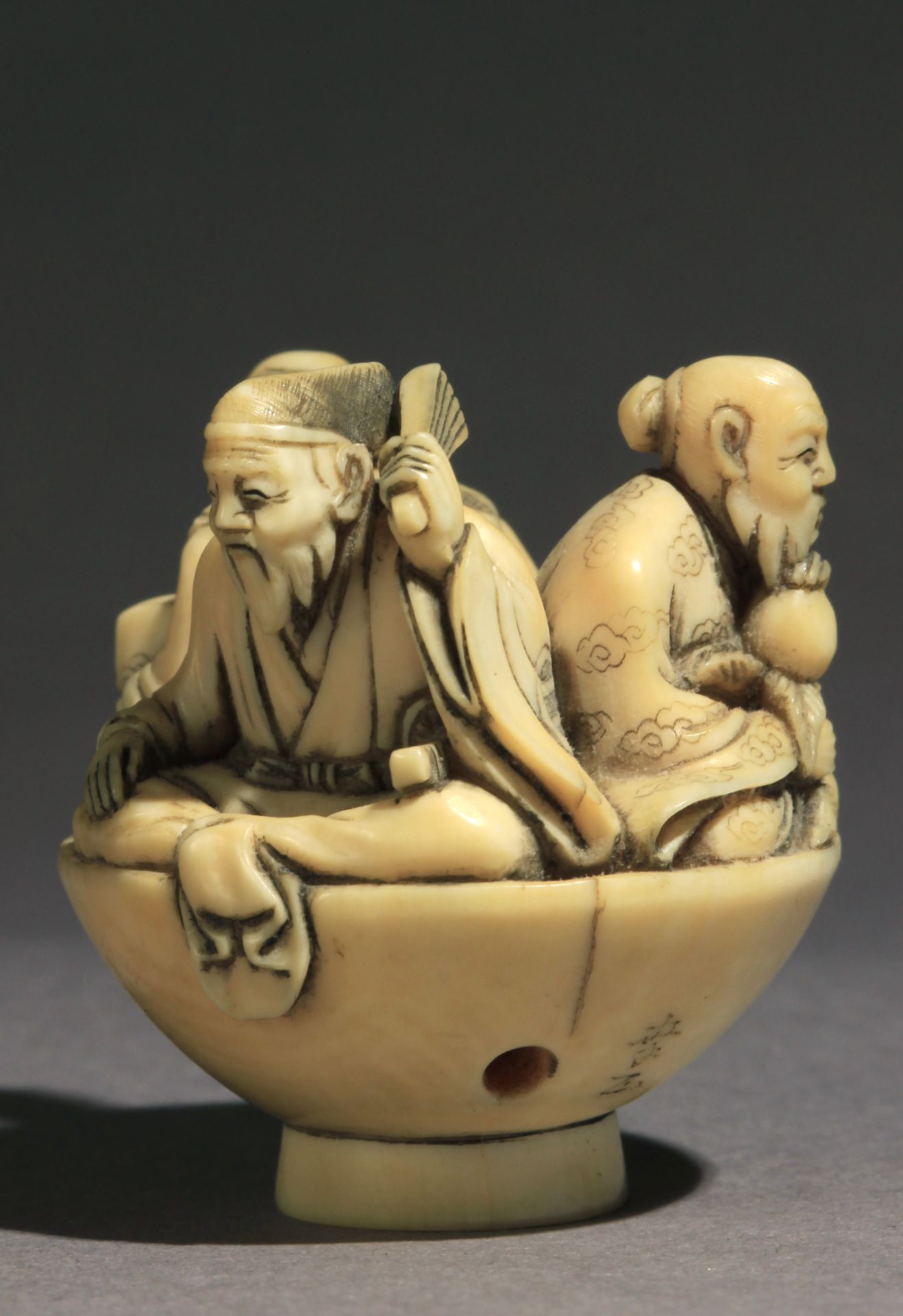 A 19th century Japanese netsuke - Image 4 of 7