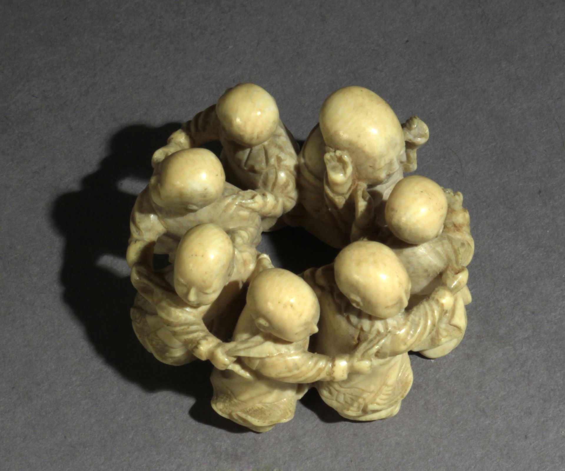 A late 19th century Japanese netsuke from Meiji period - Image 6 of 7