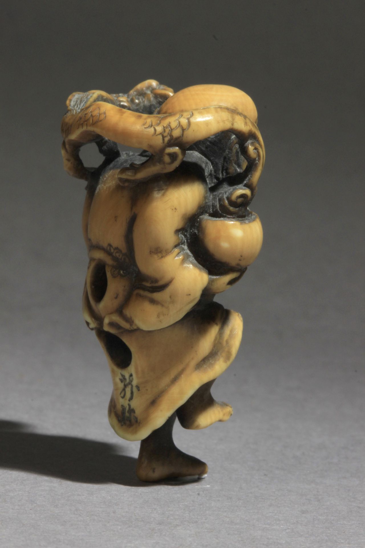 A 19th century Japanese netsuke - Image 5 of 7