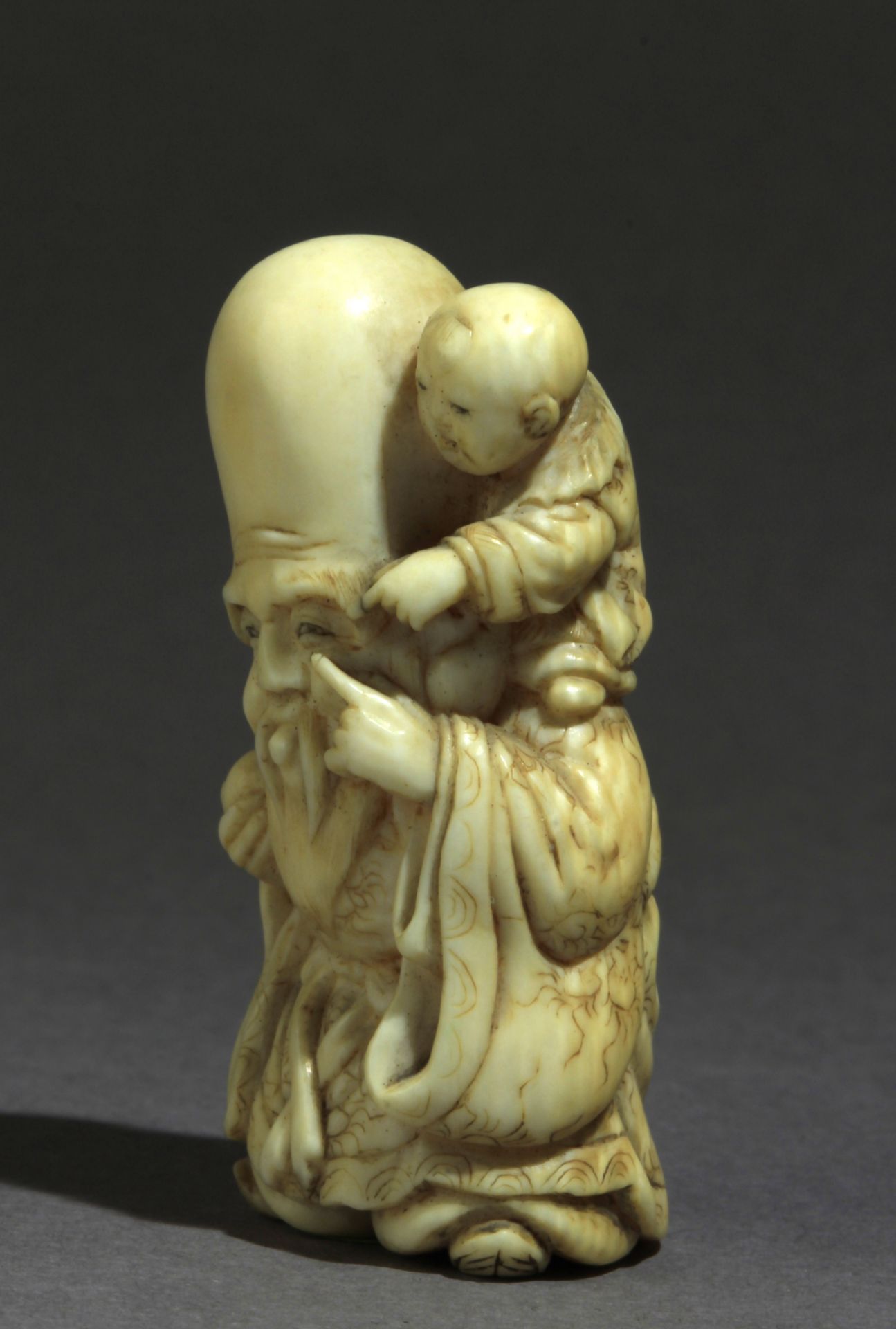 A late 19th century Japanese netsuke from Meiji period - Image 3 of 8