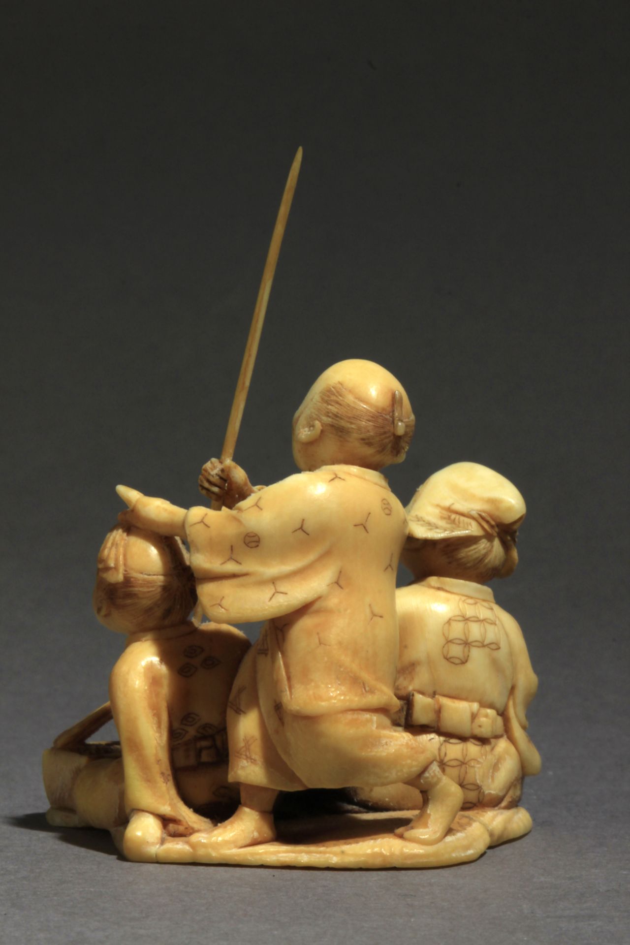 A Japanese netsuke-okimono circa 1860-1880 from Meiji period - Image 4 of 8