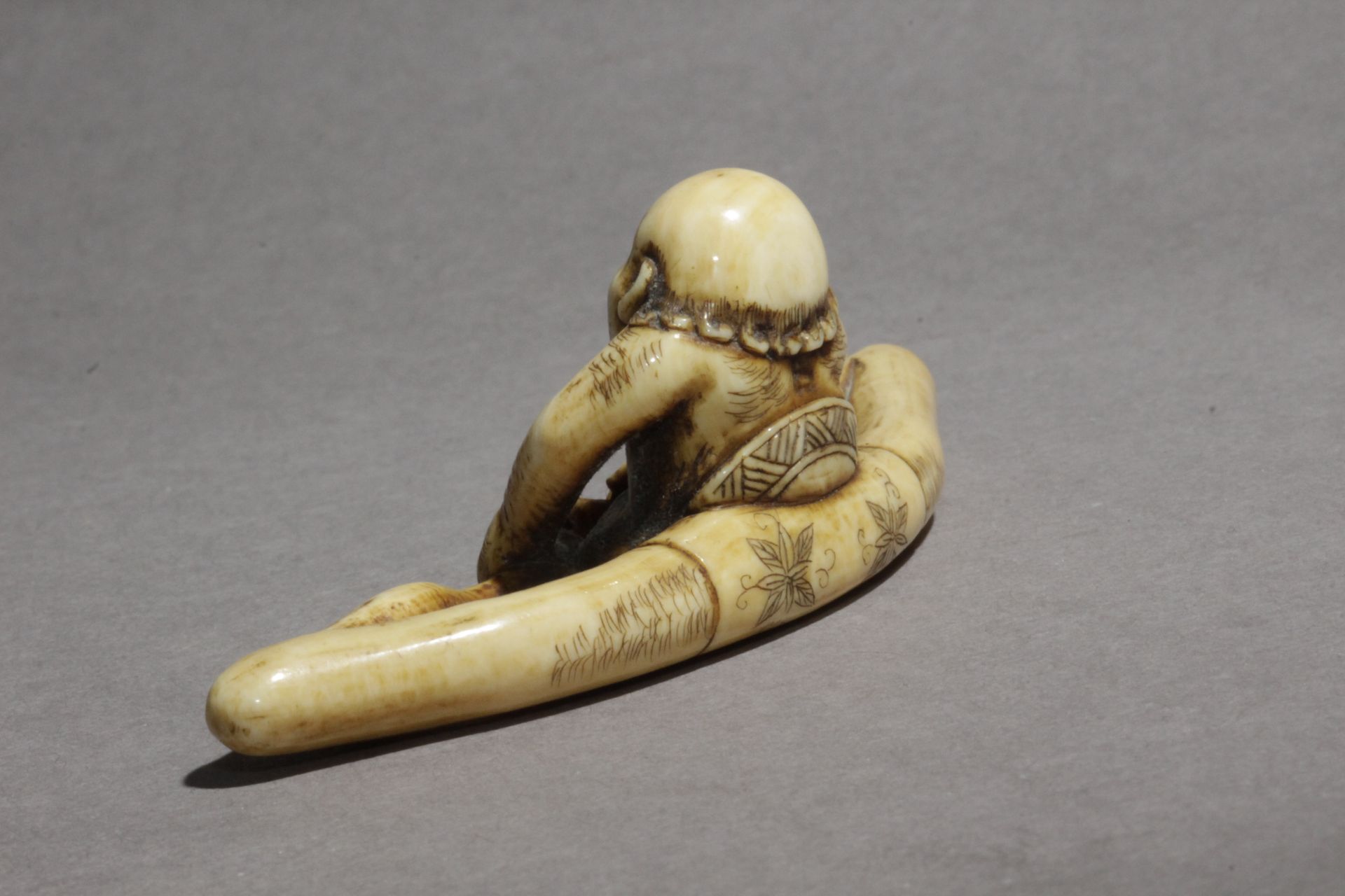 A 19th century Japanese netsuke from Edo period - Image 3 of 10