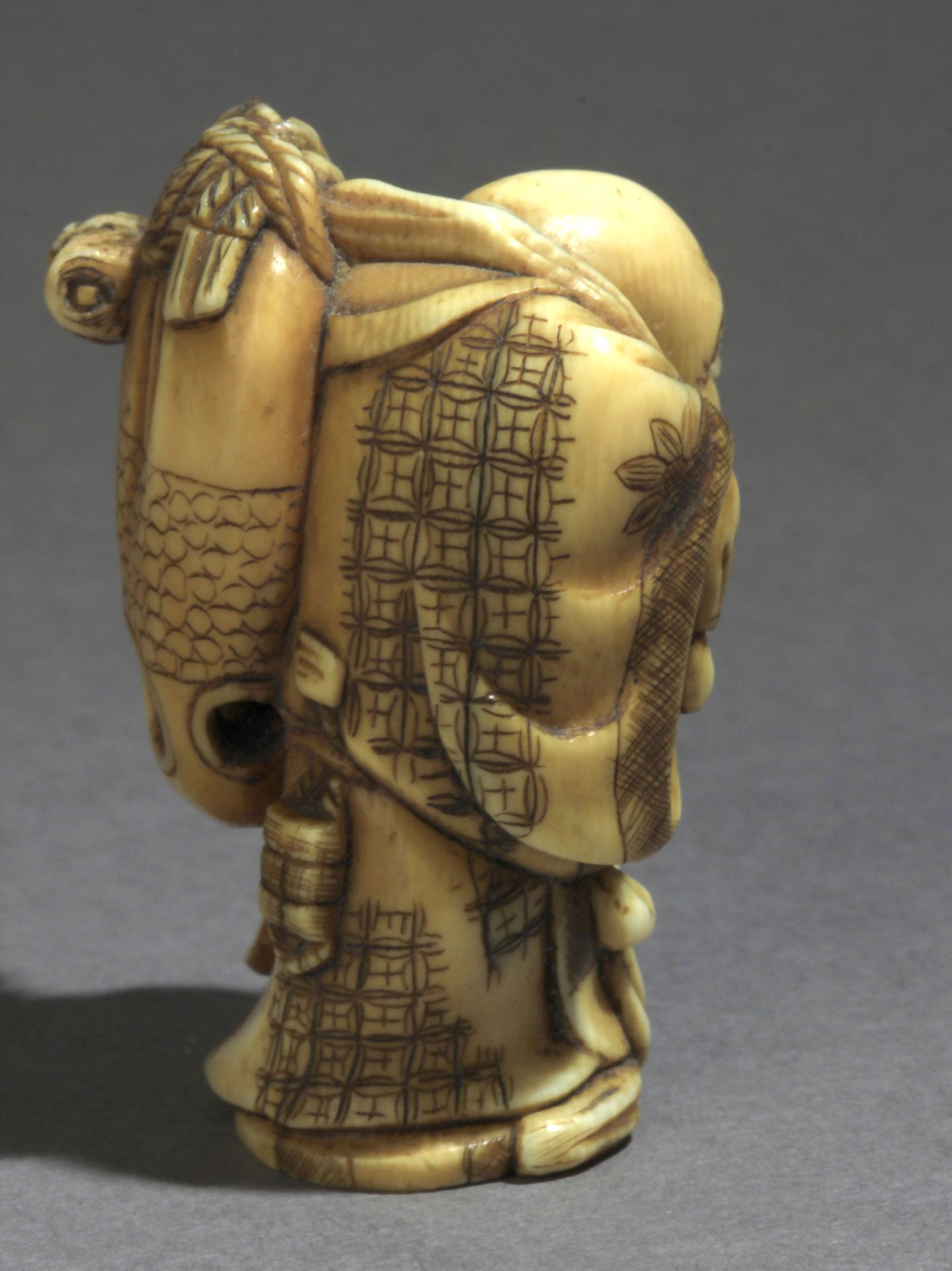 A 19th century Japanese netsuke from Meiji period - Image 5 of 7