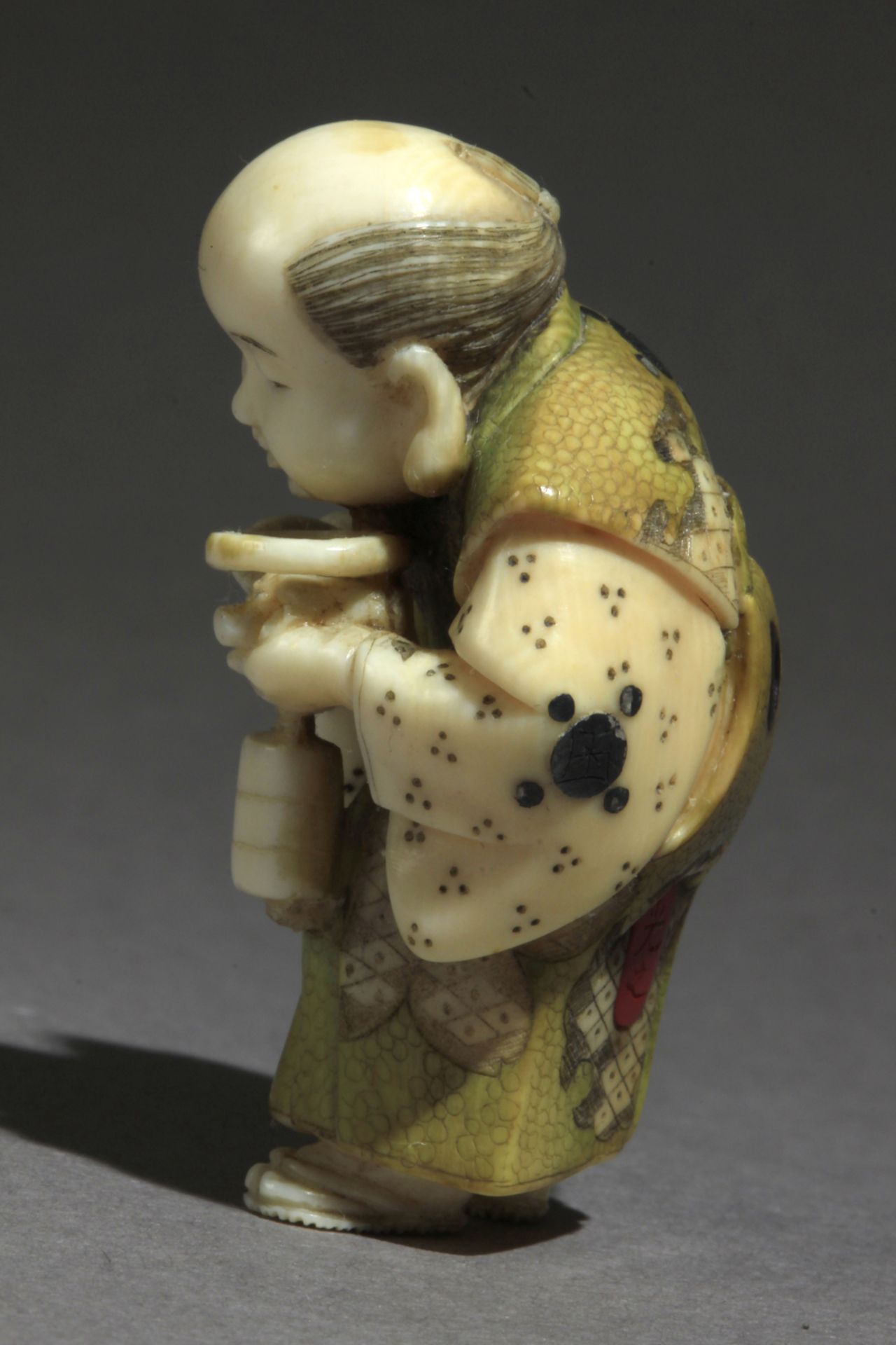 A Japanese netsuke from Meiji period circa 1900 - Image 3 of 7